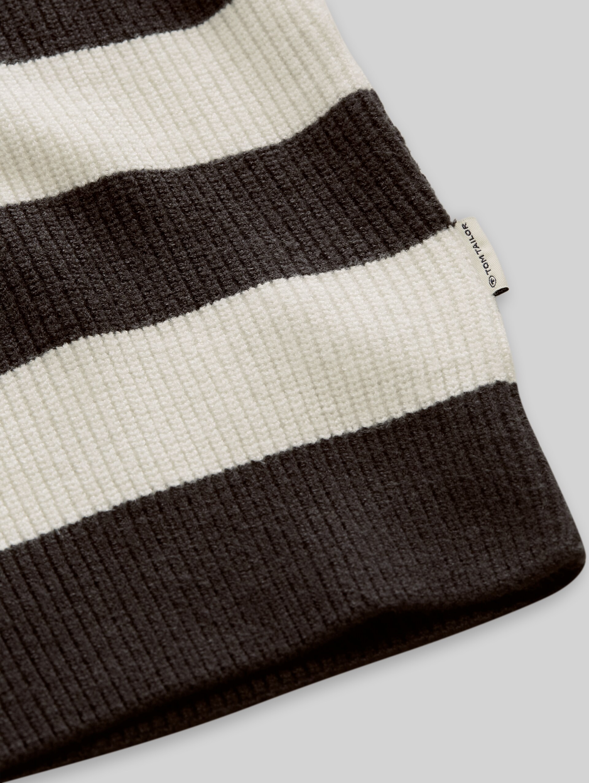 Gebreide trui met ronde hals - grey off white big stripe - Detailaanzicht model