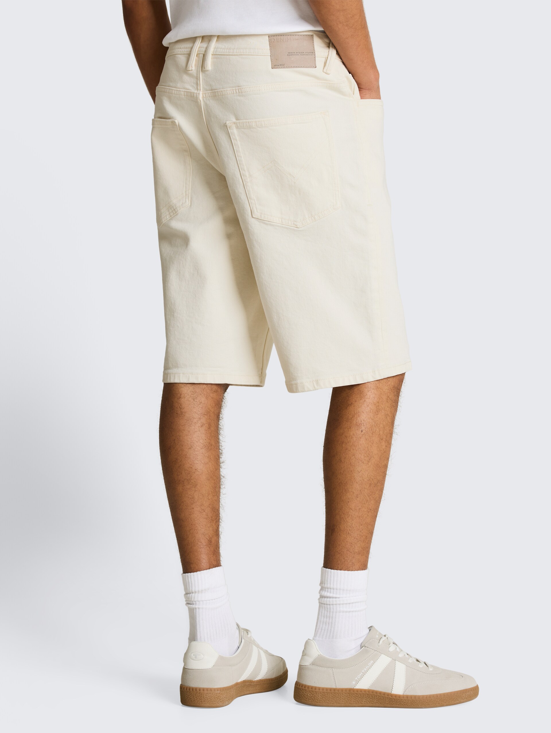 TTWAYLEN RELAXED Jeans Shorts - raw offwhite denim - Auschnitt Model-Rückansicht