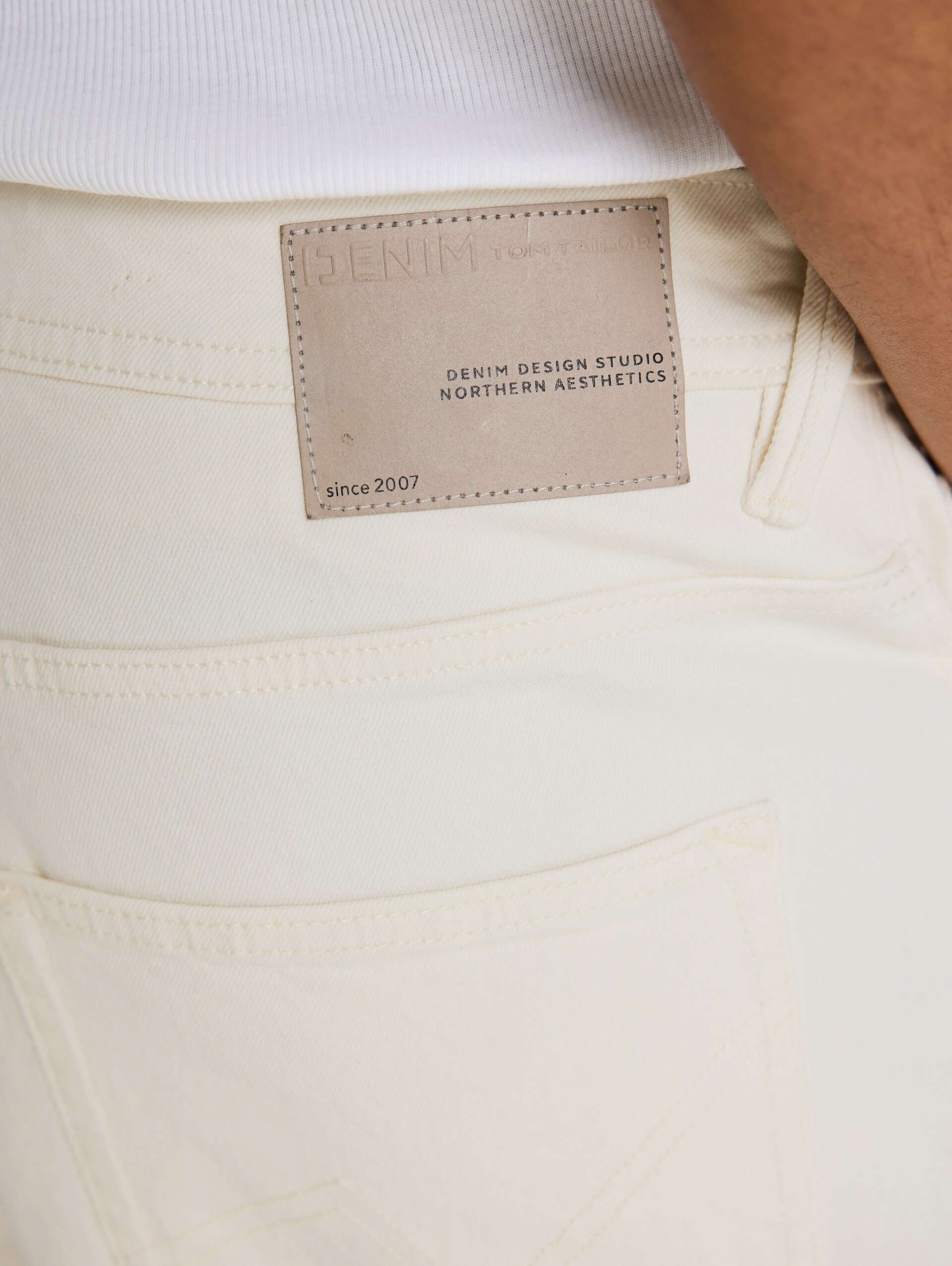TTWAYLEN RELAXED Jeans Shorts - raw offwhite denim - Detail-Model-Ansicht