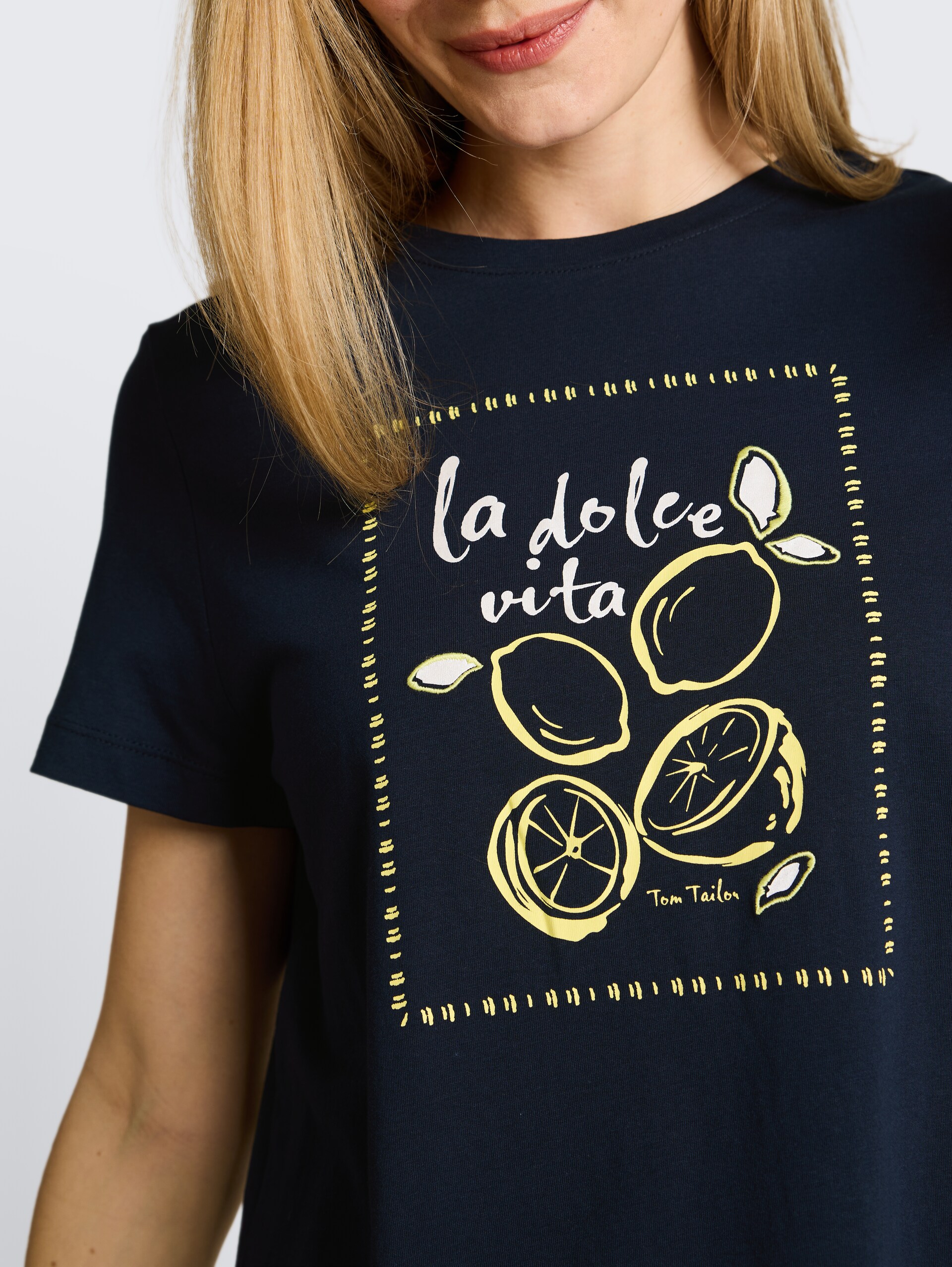 T-shirt met print - sky captain blue - Detailaanzicht model