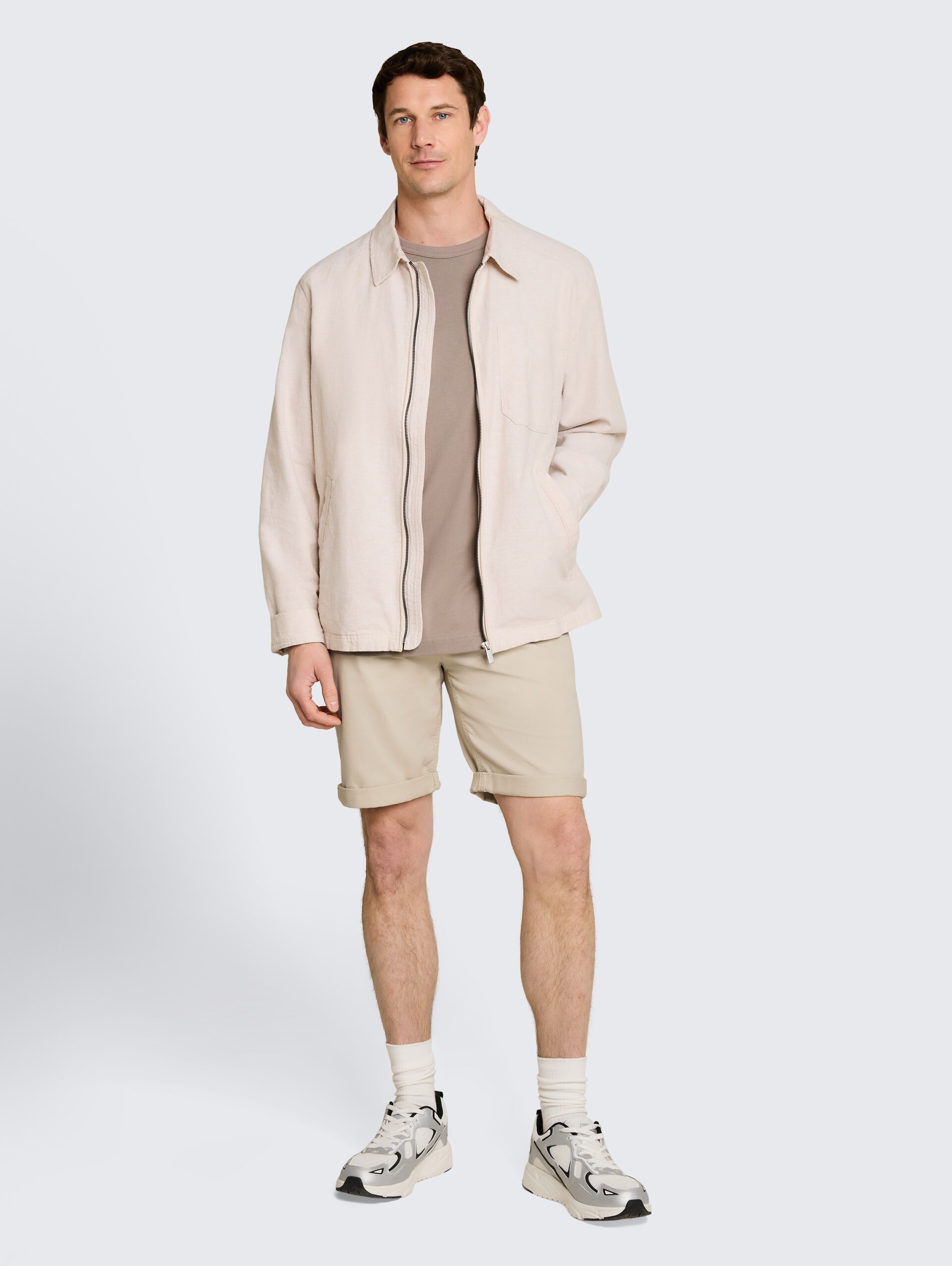 Regular chino-short - light cashew beige - Model vooraanzicht