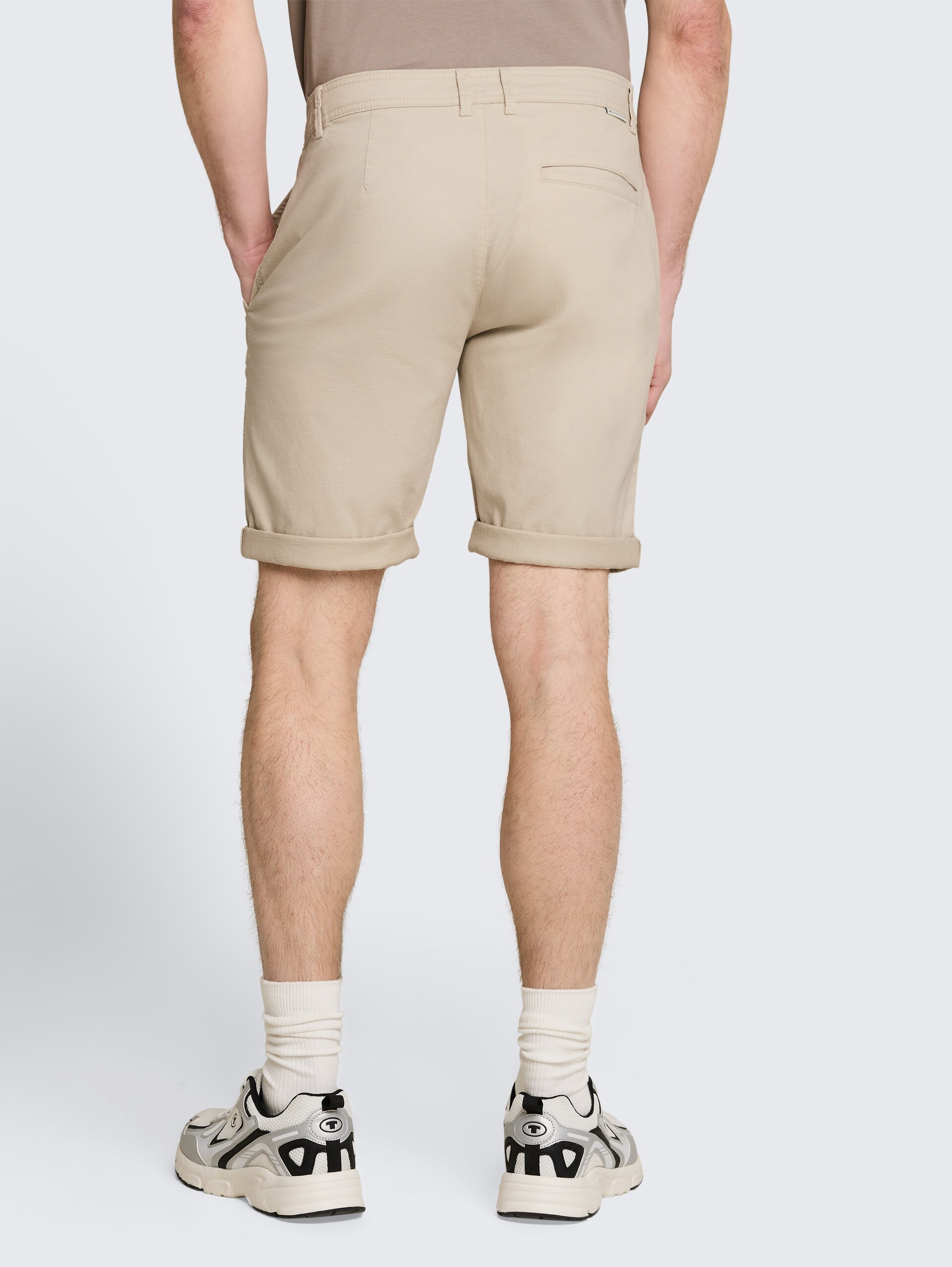 Regular chino-short - light cashew beige - Neklijn model-achteraanzicht