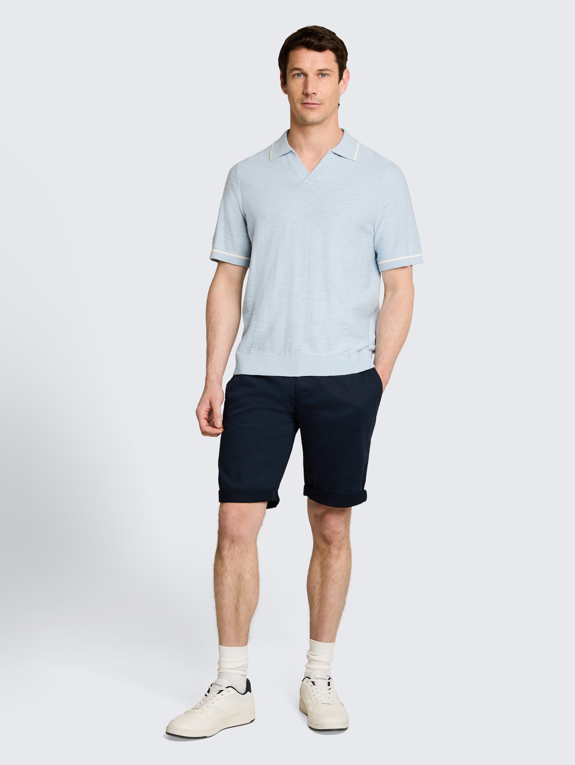 Regular chino-short - sky captain blue - Model vooraanzicht