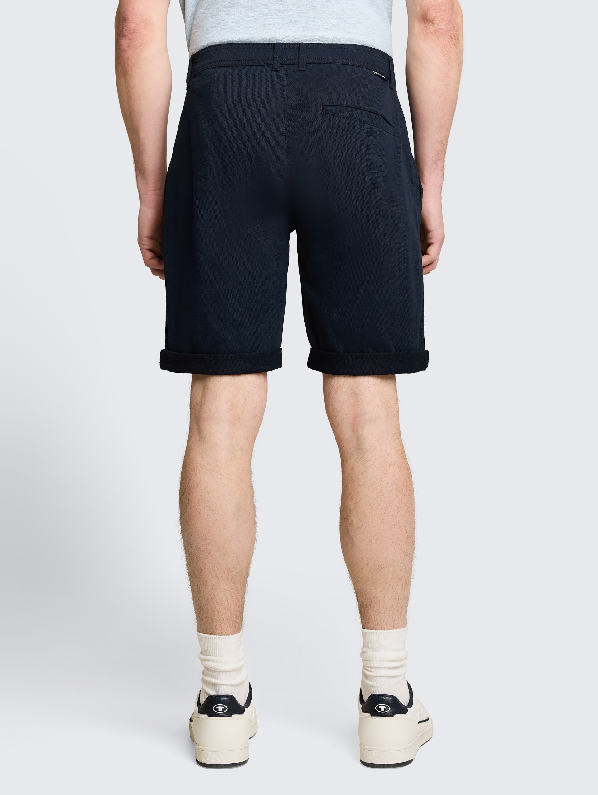 Regular chino-short - sky captain blue - Neklijn model-achteraanzicht