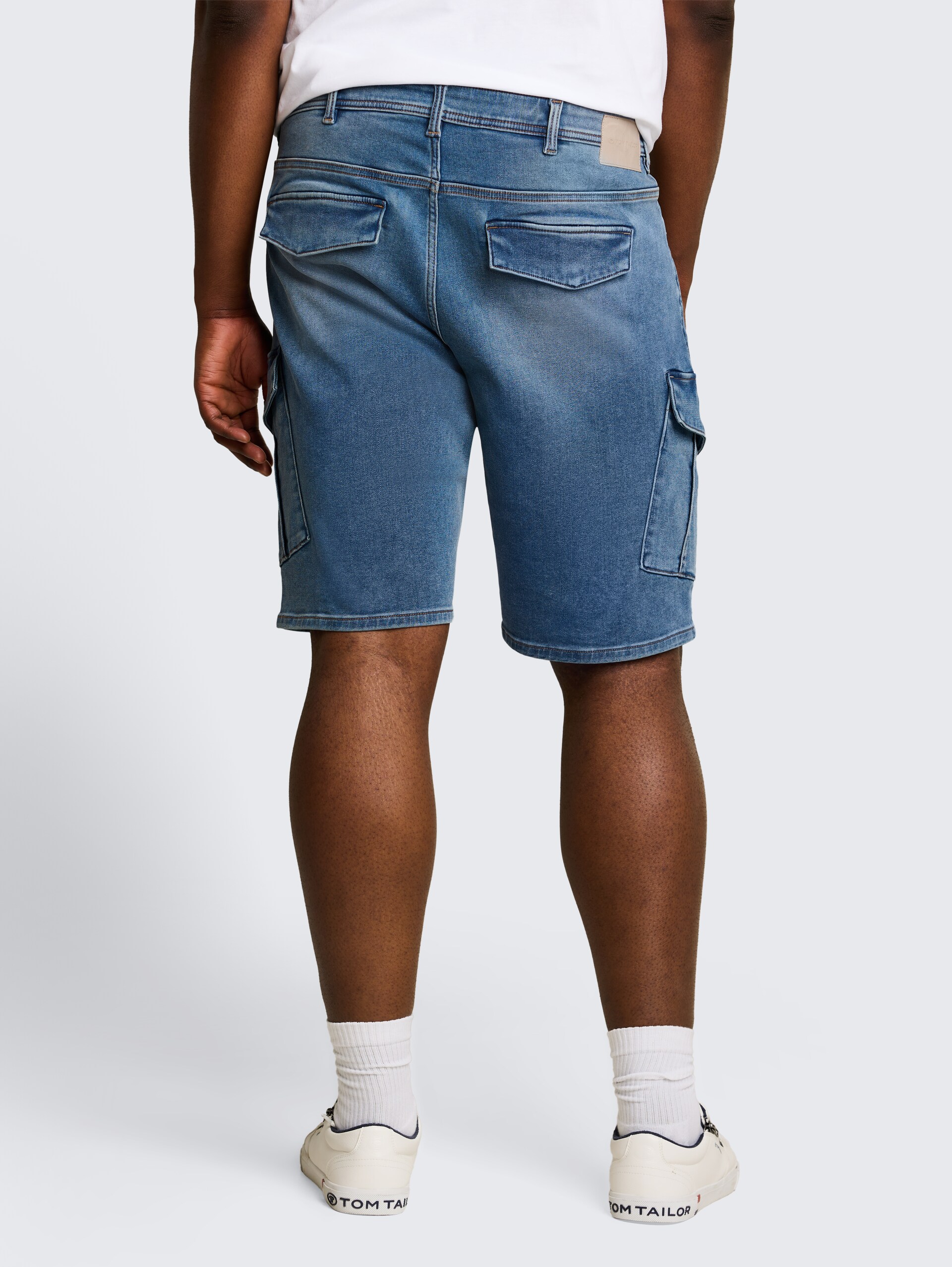 Plus Size - Cargo jeansshorts - Used Mid Stone Blue Denim - Neklijn model-achteraanzicht