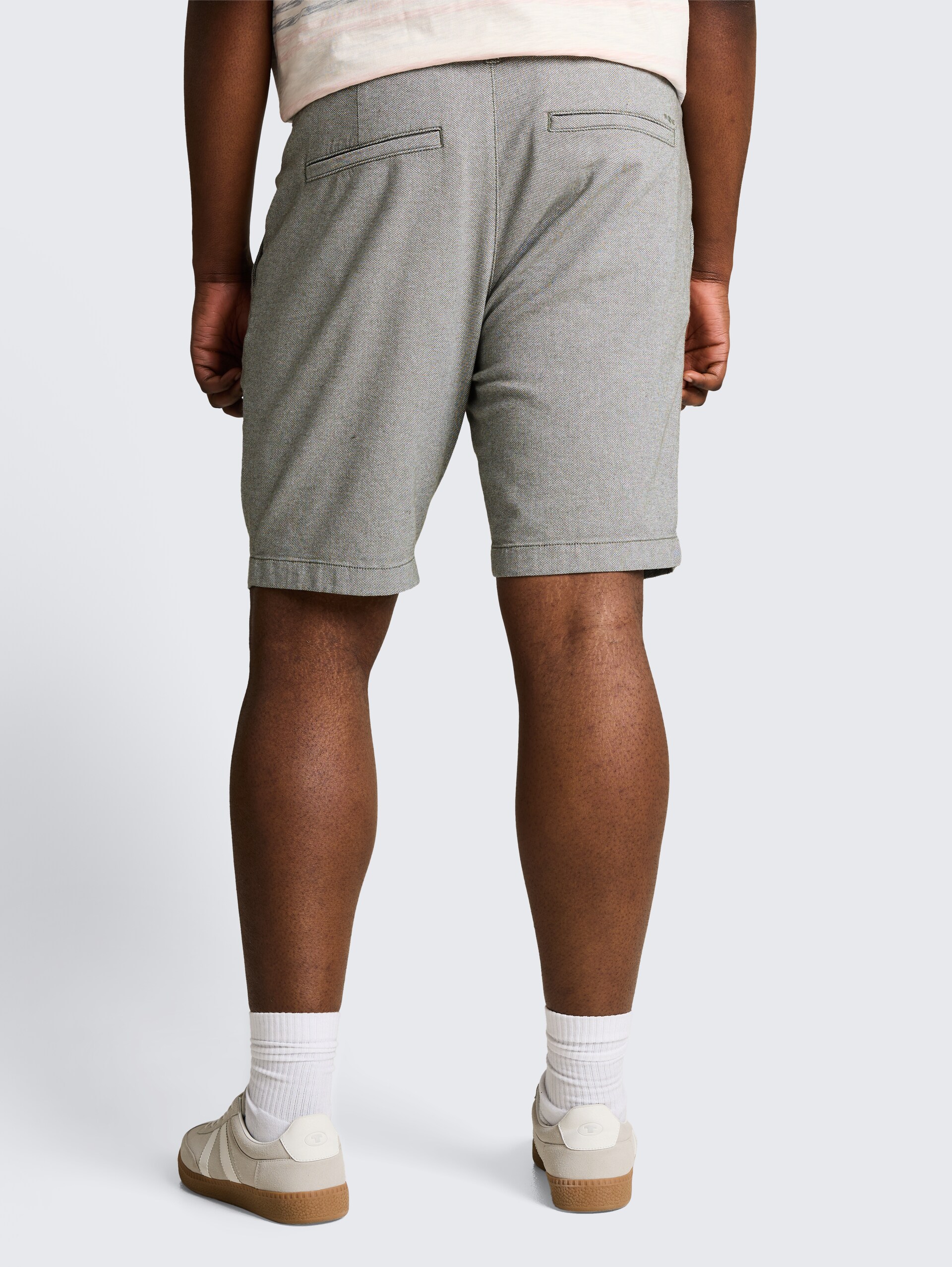 Plus Size - Chino Shorts mit Stretch - deep leaf green structure - Auschnitt Model-Rückansicht