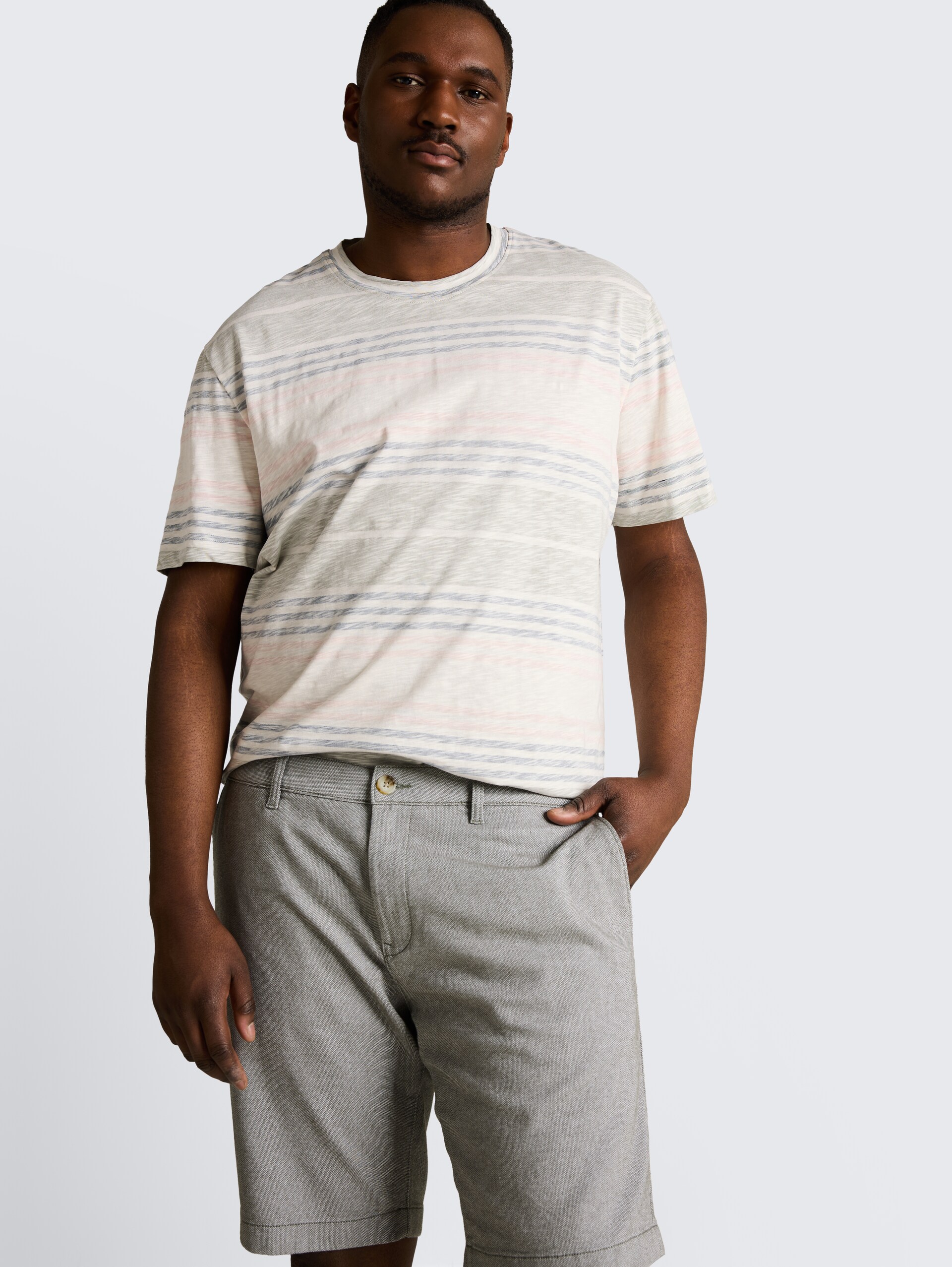 Plus Size - Chino Shorts mit Stretch - deep leaf green structure - Detail-Model-Ansicht