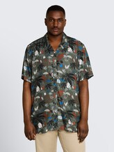 Plus Size - Chemise à manches courtes coupe classique en viscose - leaf green beach design - Découpe Vue de face du modèle