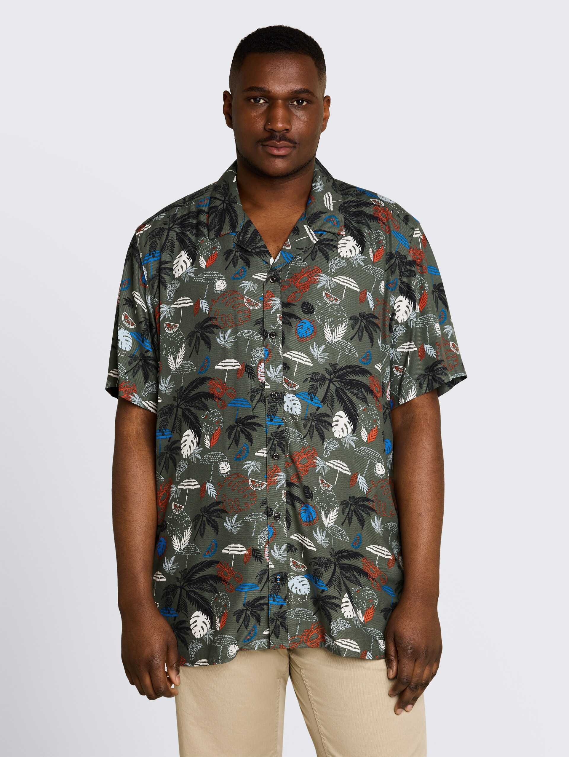 Plus Size - Regular Fit Resort-overhemd met korte mouwen van viscose - leaf green beach design - Nek model vooraanzicht