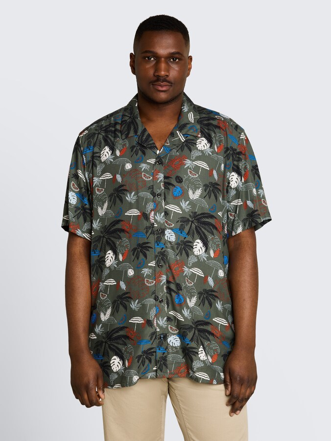Plus Size - Regular Fit Resort Kurzarmhemd aus Viskose von Men Plus Size, leaf green beach design