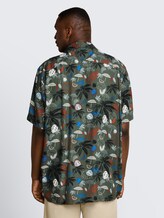 Plus Size - Chemise à manches courtes coupe classique en viscose - leaf green beach design - Découpe Vue arrière du modèle