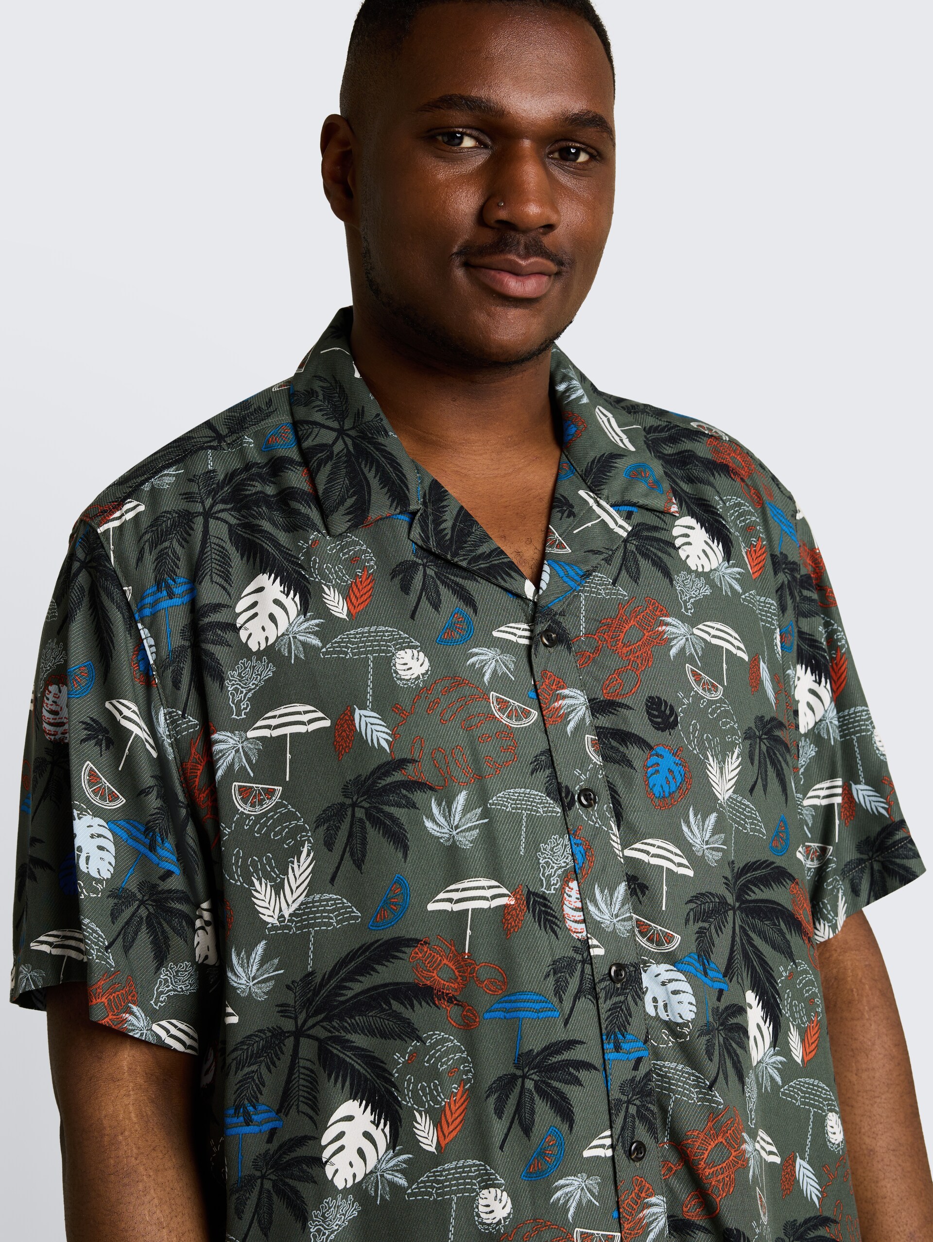 Plus Size - Regular Fit Resort-overhemd met korte mouwen van viscose - leaf green beach design - Detailaanzicht model