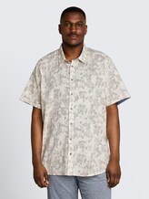 Plus Size - Chemise à manches courtes à motifs - off white irregular design - Découpe Vue de face du modèle