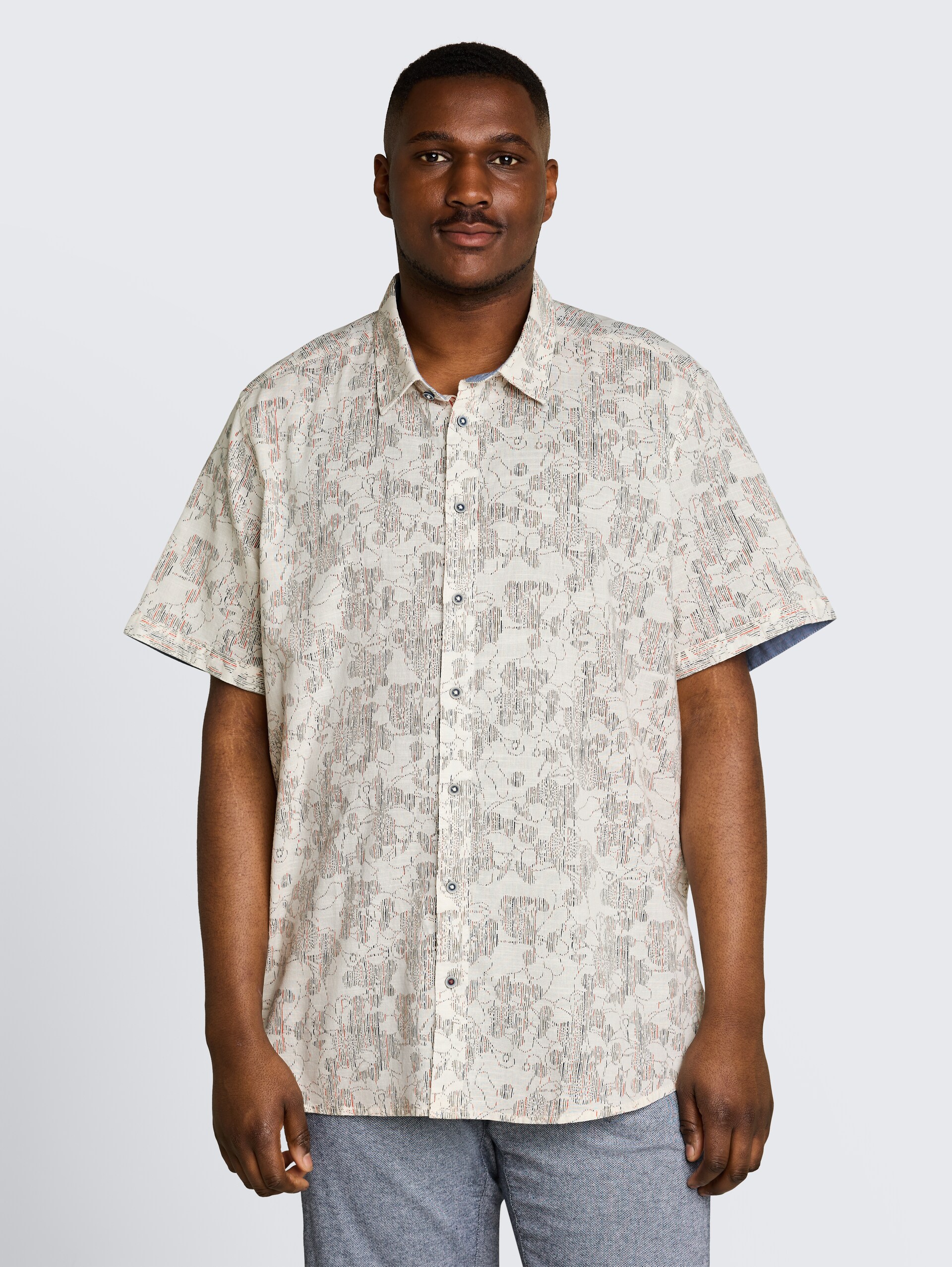 Plus Size - Kurzarmhemd mit Muster - off white irregular design - Ausschnitt Model-Vorderansicht