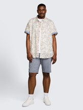 Plus Size - Chemise à manches courtes à motifs - off white irregular design - Vue de face du modèle