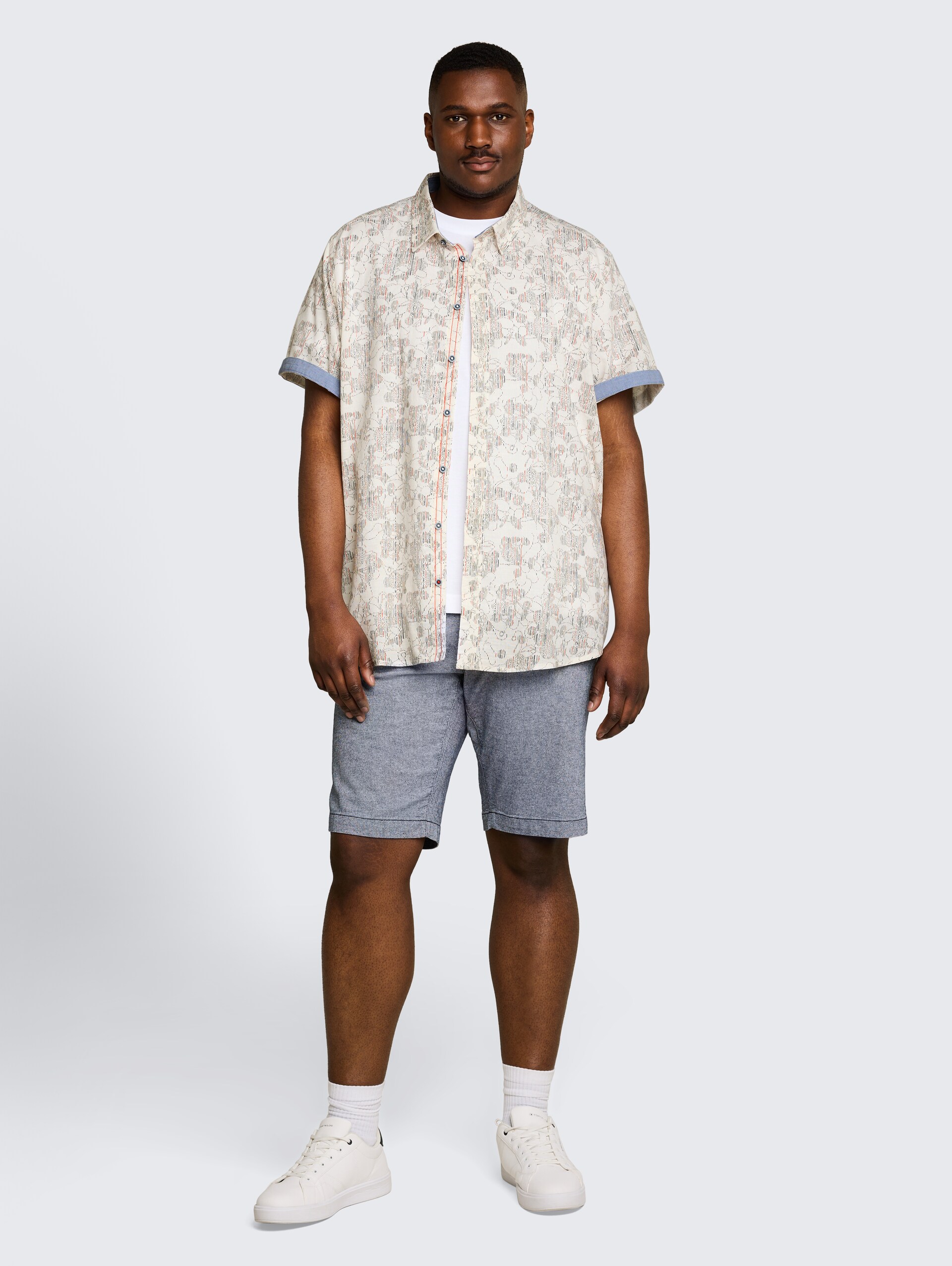 Plus Size - Kurzarmhemd mit Muster - off white irregular design - Model-Vorderansicht