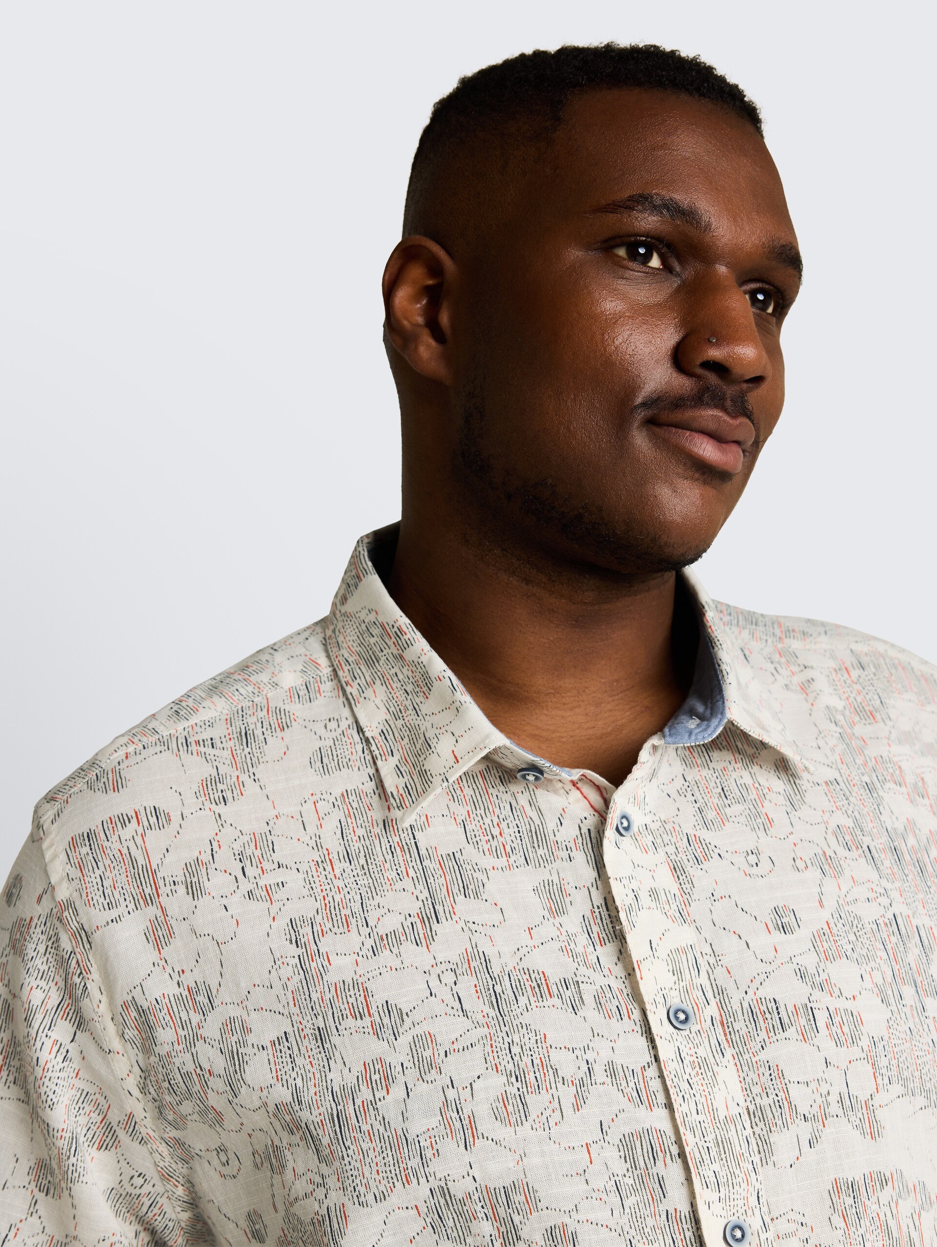 Plus Size - Kurzarmhemd mit Muster - off white irregular design - Detail-Model-Ansicht