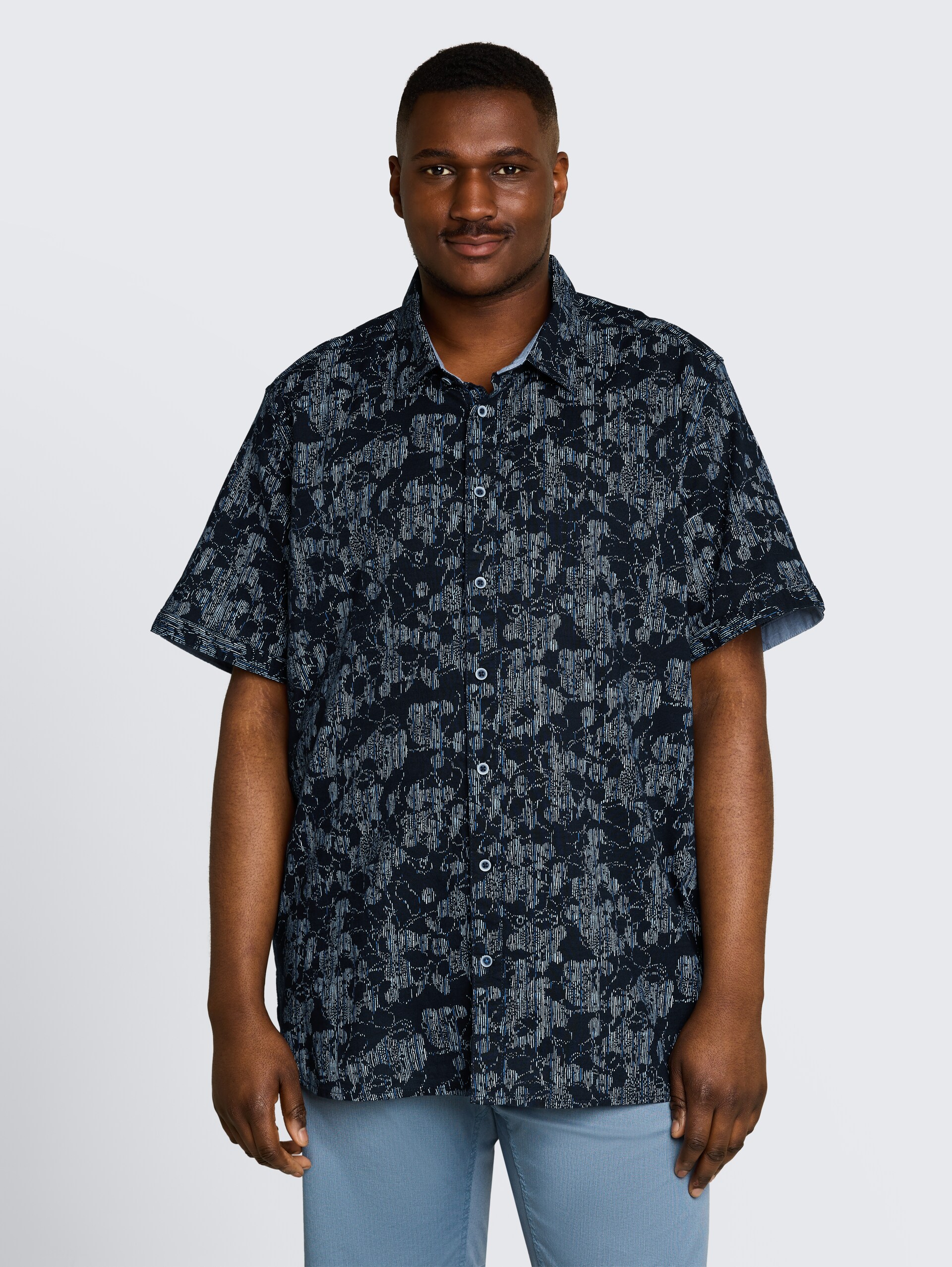 Plus Size - Kurzarmhemd mit Muster - navy irregular design - Ausschnitt Model-Vorderansicht