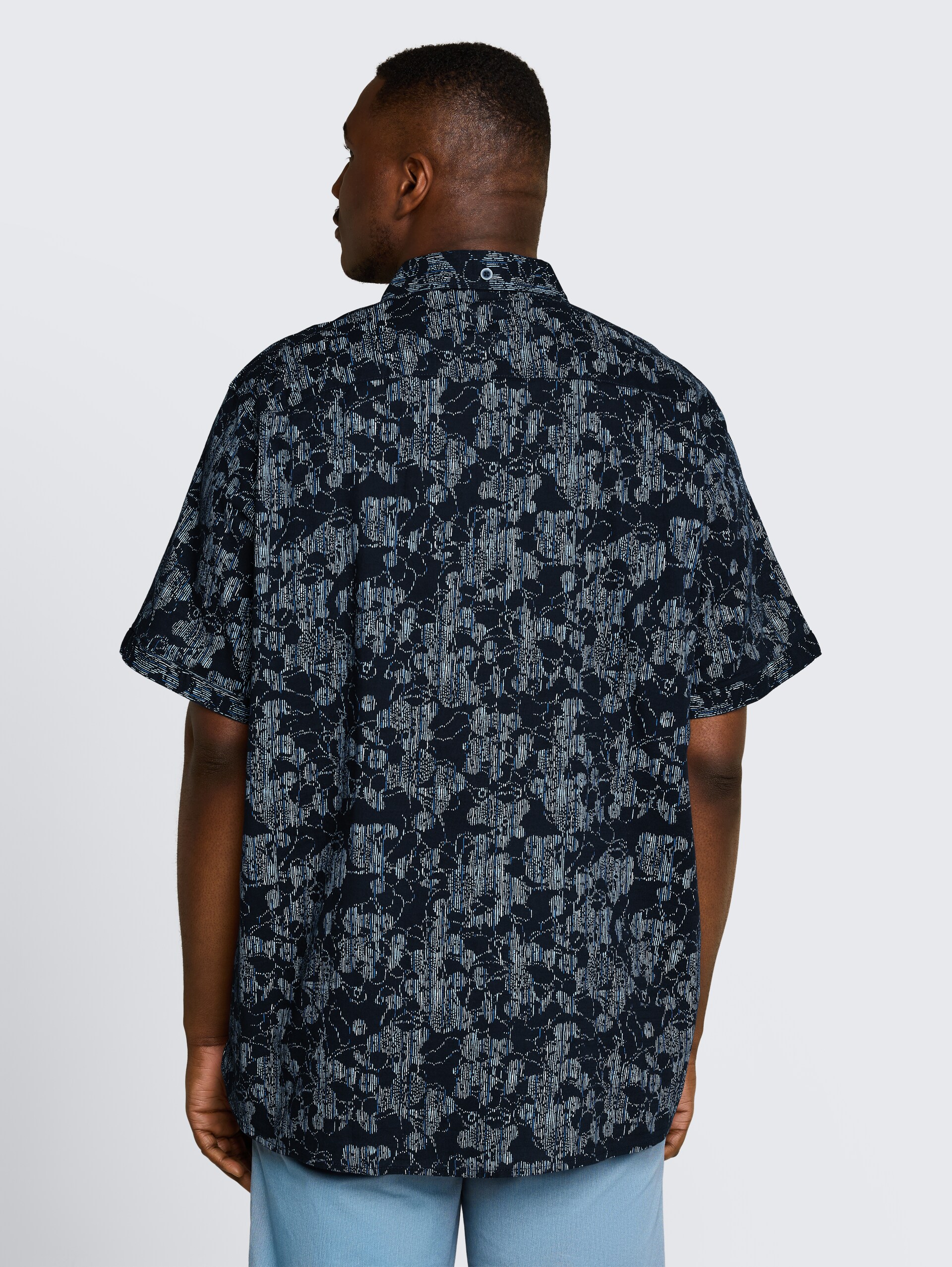 Plus Size - Kurzarmhemd mit Muster - navy irregular design - Auschnitt Model-Rückansicht
