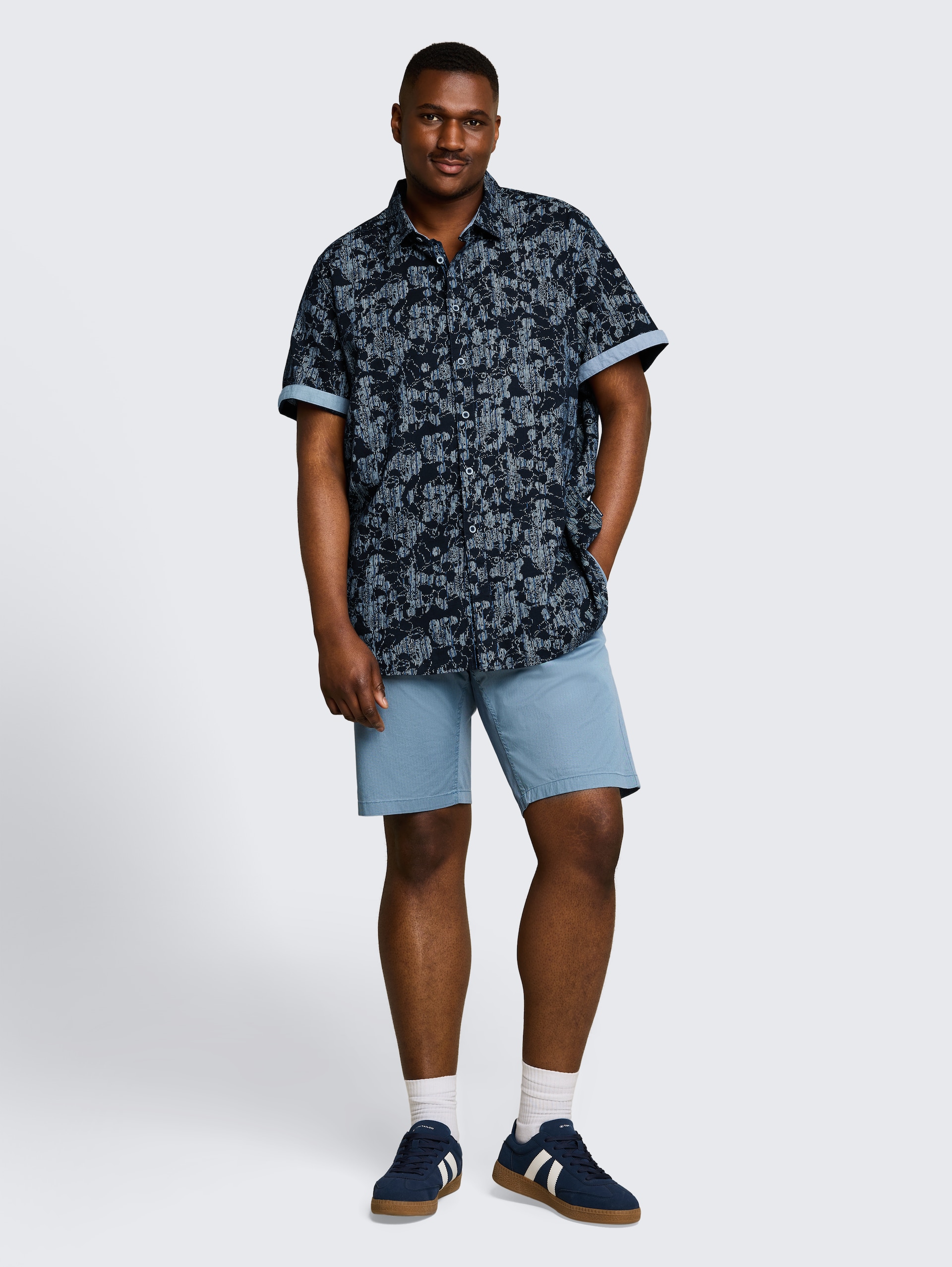 Plus Size - Kurzarmhemd mit Muster - navy irregular design - Model-Vorderansicht