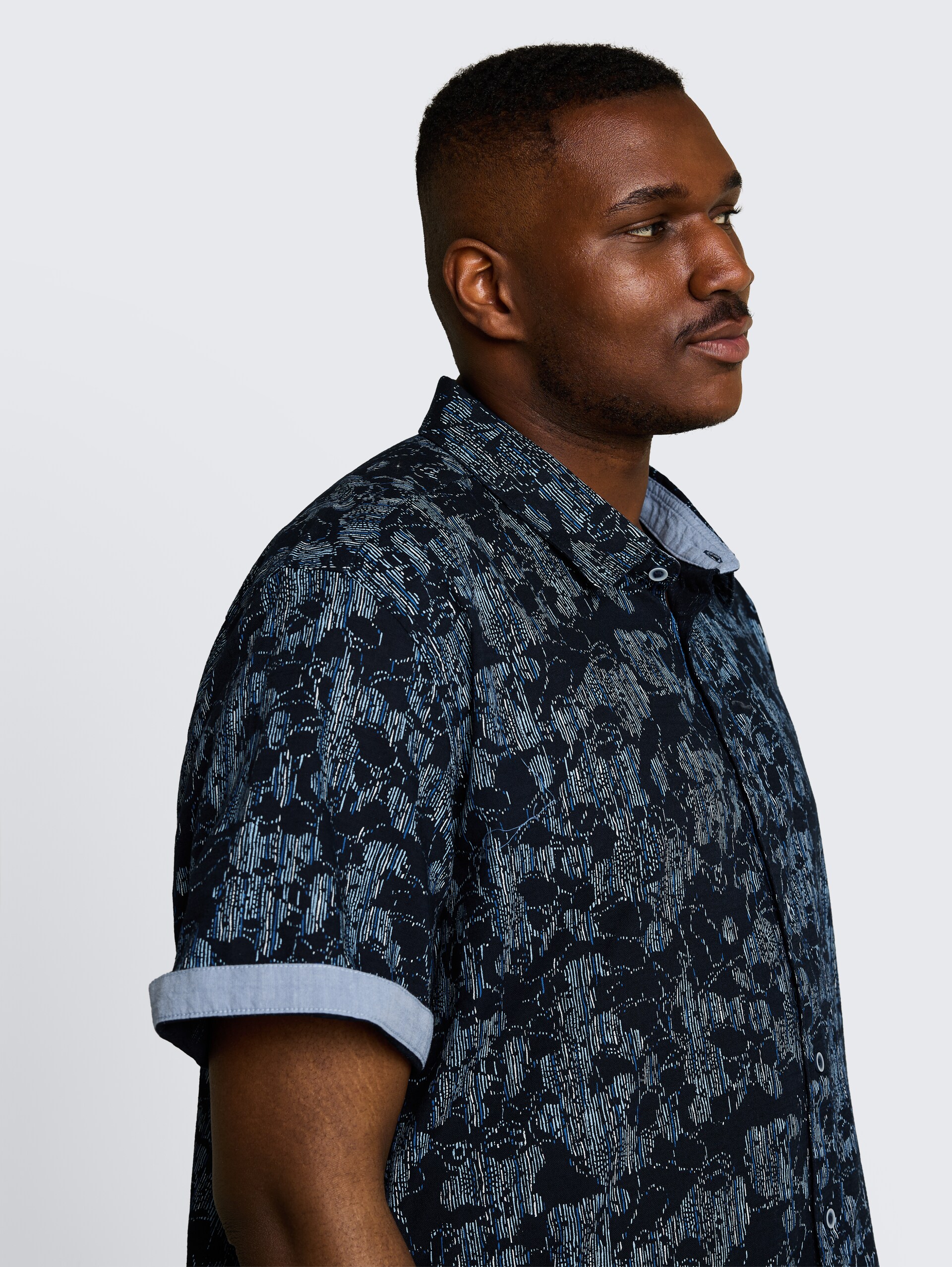 Plus Size - Kurzarmhemd mit Muster - navy irregular design - Detail-Model-Ansicht
