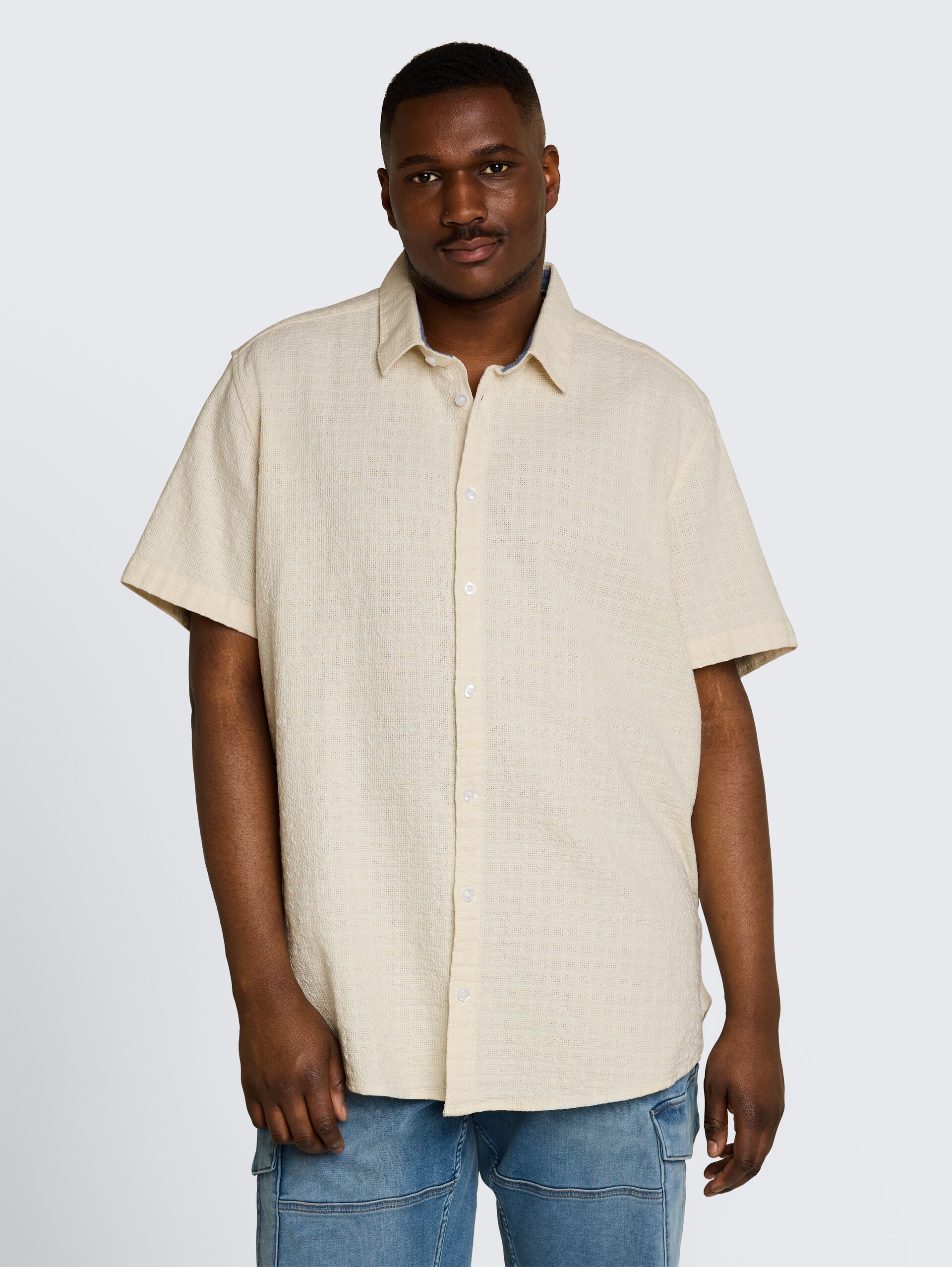Plus Size - Korte mouwen overhemd van katoen - Gardenia White - Nek model vooraanzicht