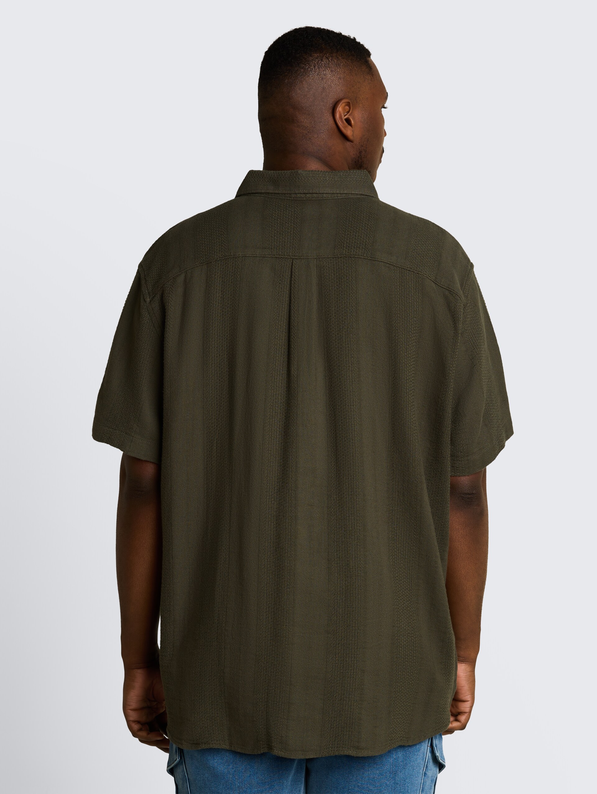Plus Size - Kurzarmhemd aus Baumwolle - deep leaf green - Auschnitt Model-Rückansicht