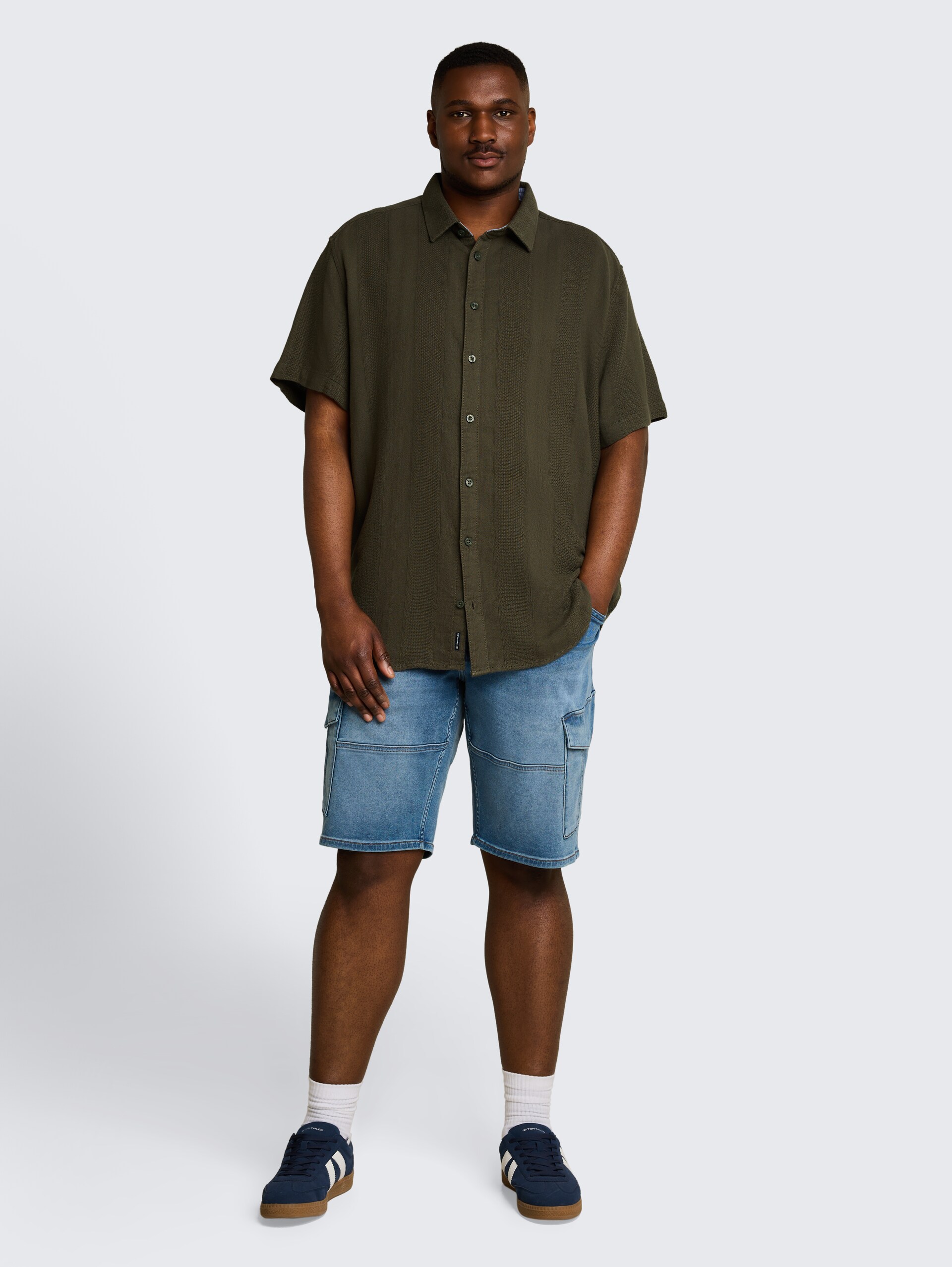 Plus Size - Kurzarmhemd aus Baumwolle - deep leaf green - Model-Vorderansicht