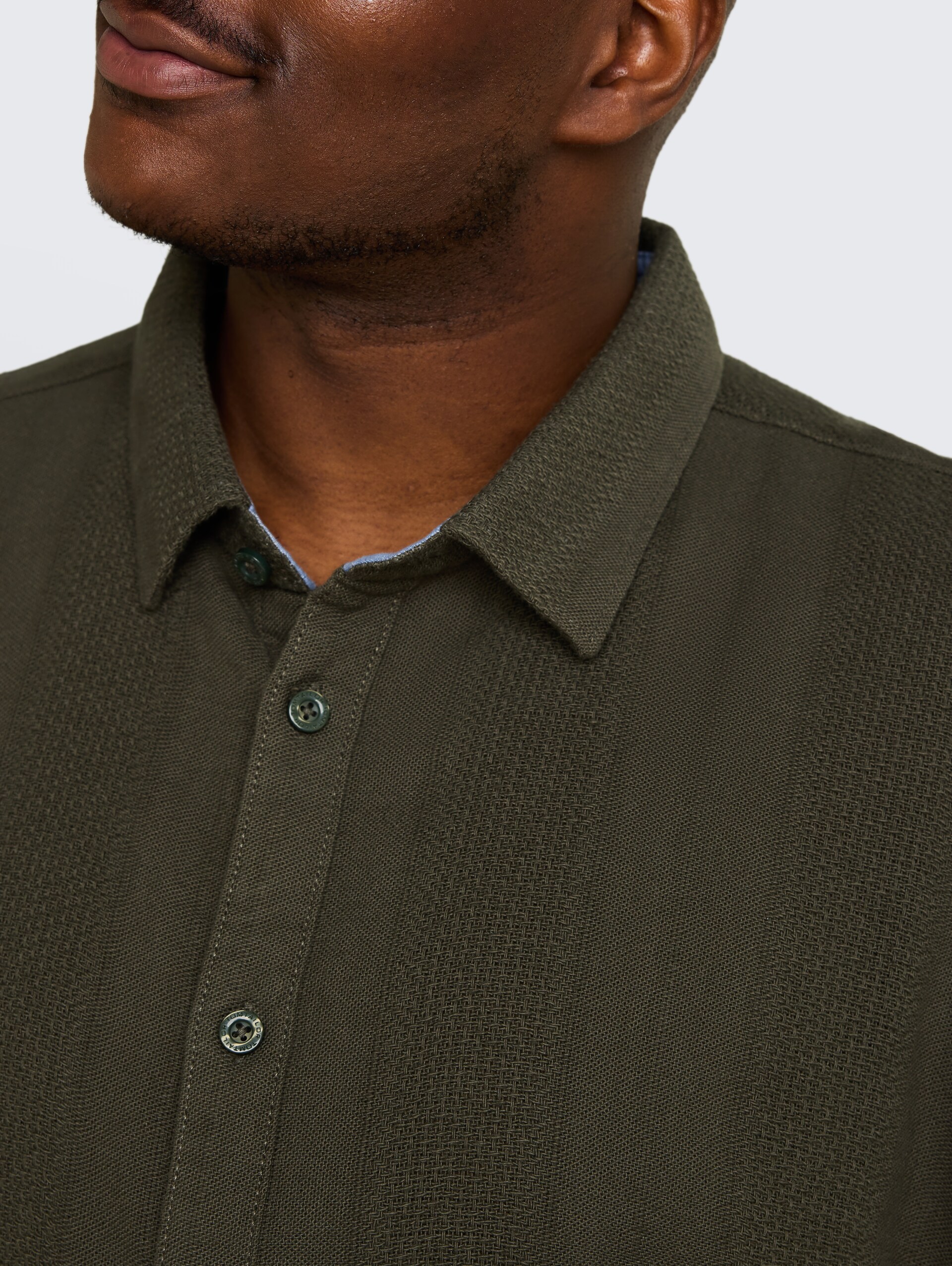 Plus Size - Kurzarmhemd aus Baumwolle - deep leaf green - Detail-Model-Ansicht