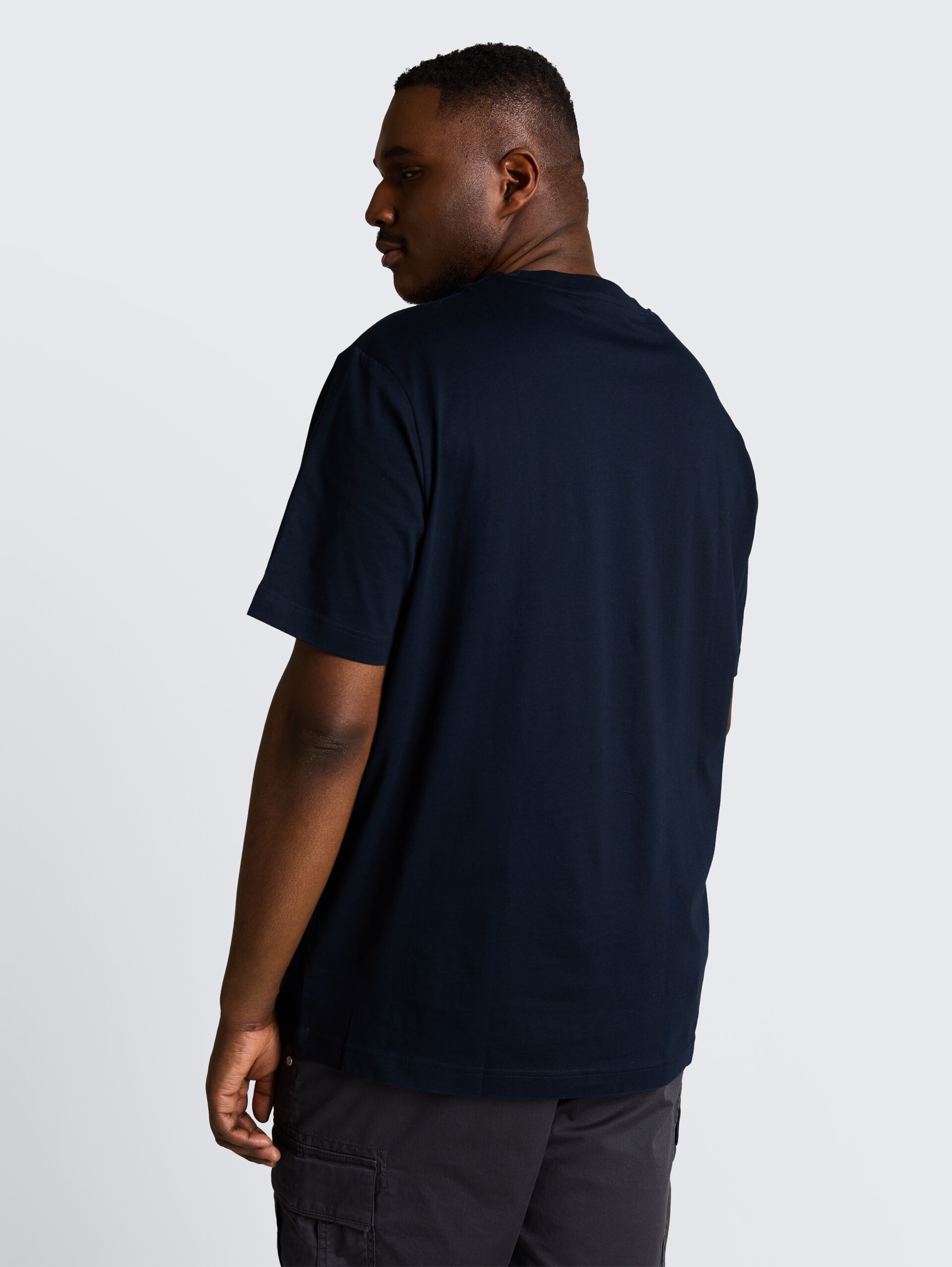 Plus Size - T-shirt met print - sky captain blue - Neklijn model-achteraanzicht