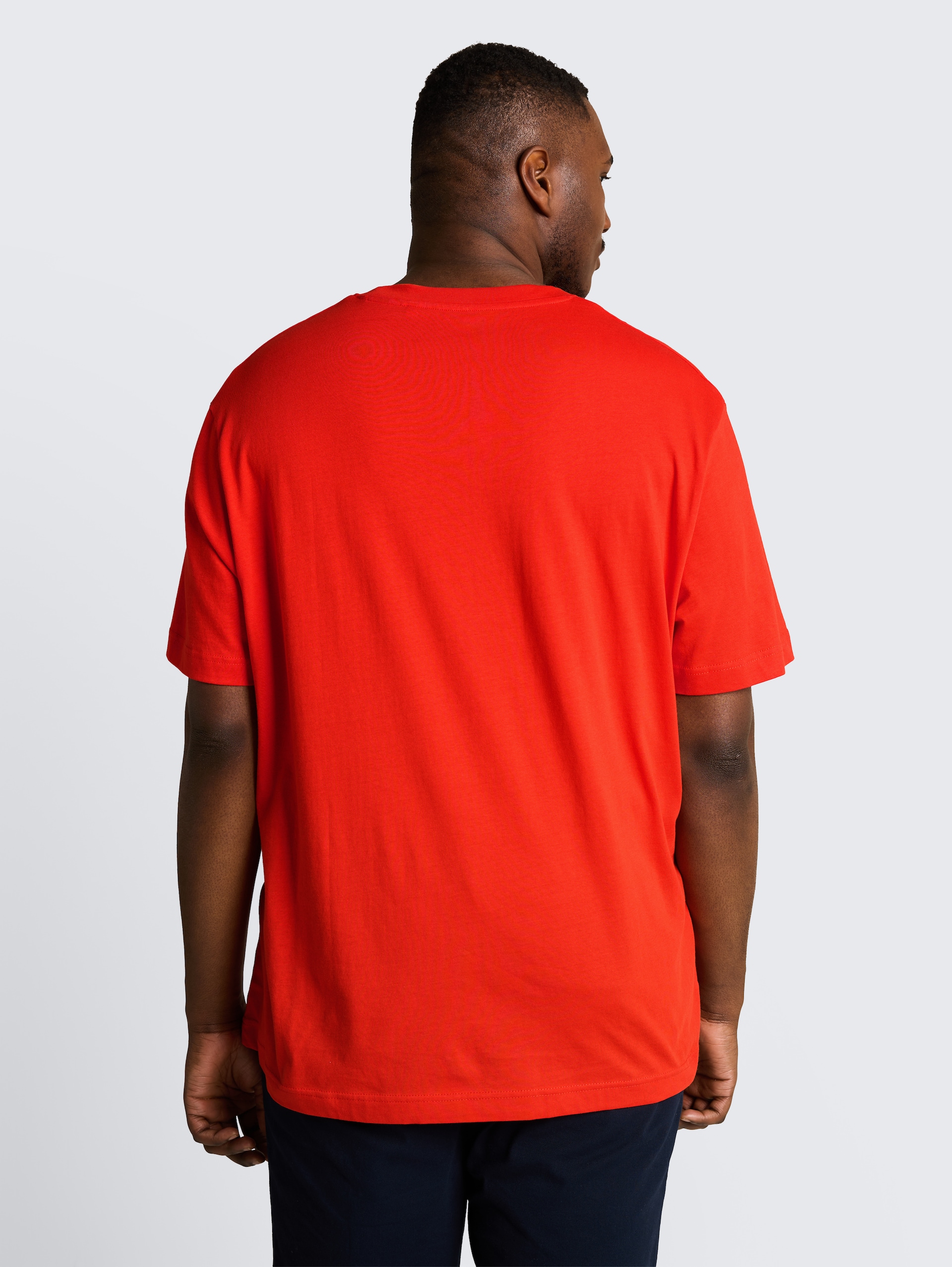 Plus Size - T-Shirt mit Print - orange red - Auschnitt Model-Rückansicht