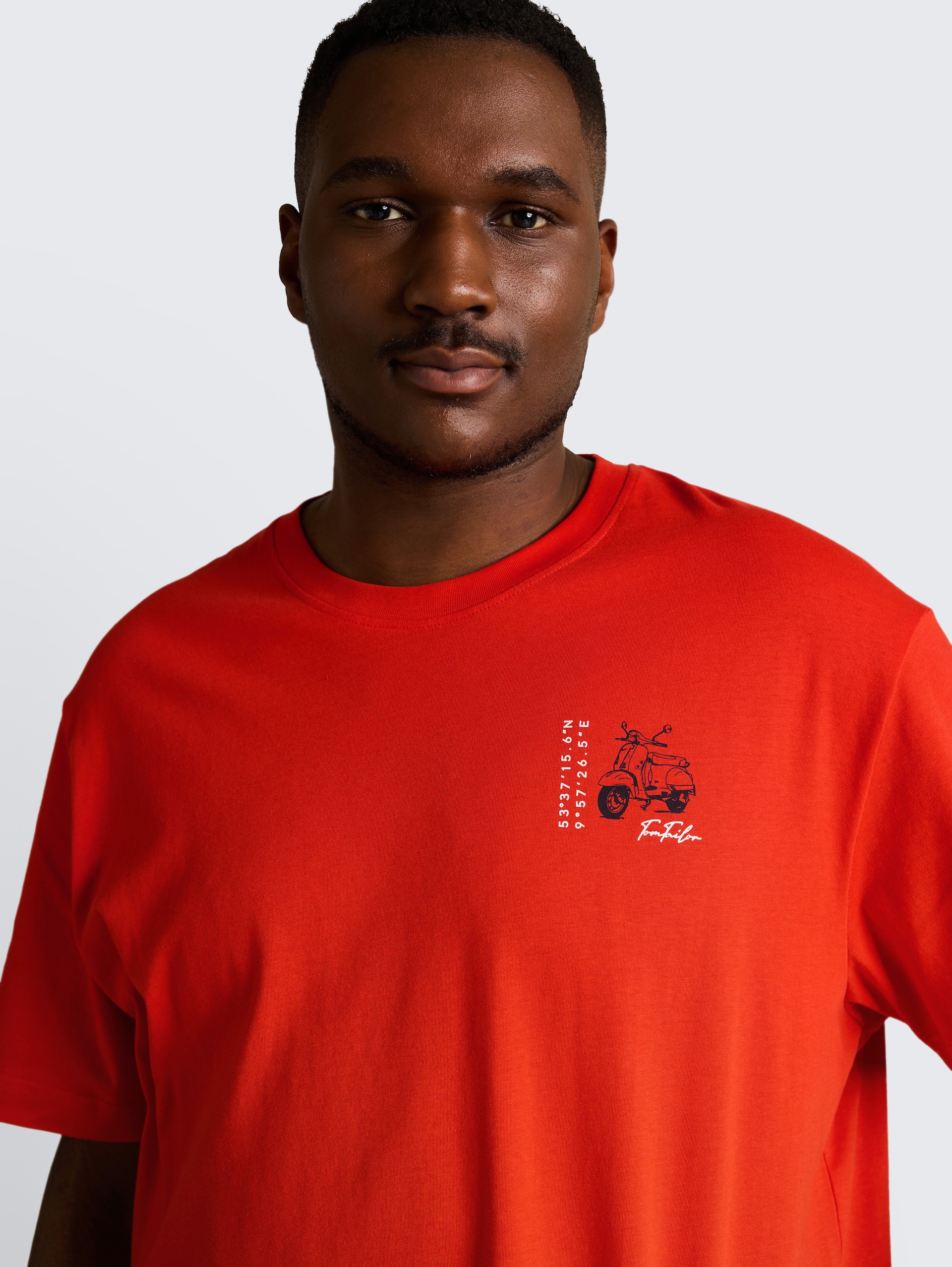 Plus Size - T-Shirt mit Print - orange red - Detail-Model-Ansicht