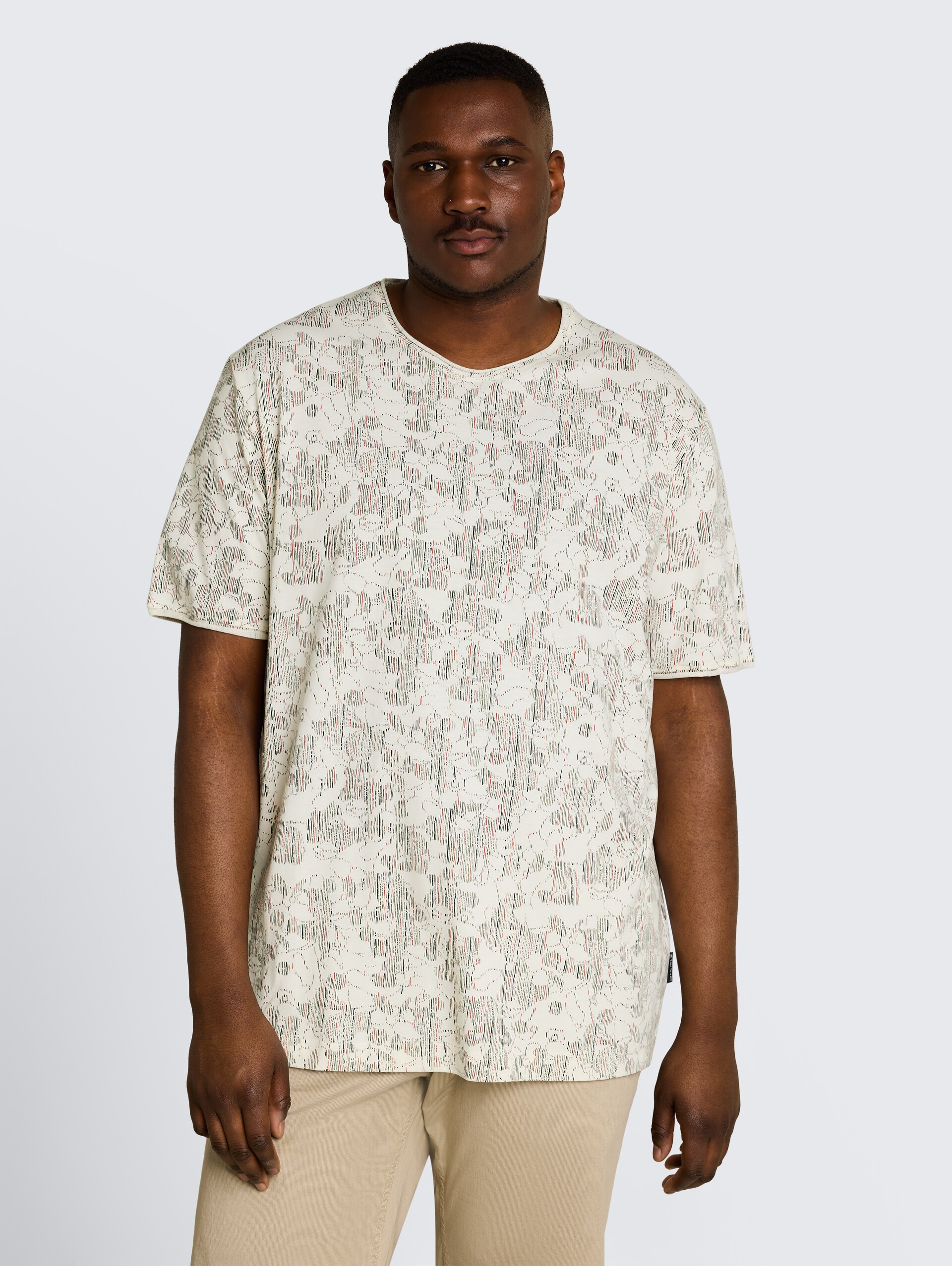 Plus Size - T-shirt met all-over print - off white irregular design - Nek model vooraanzicht