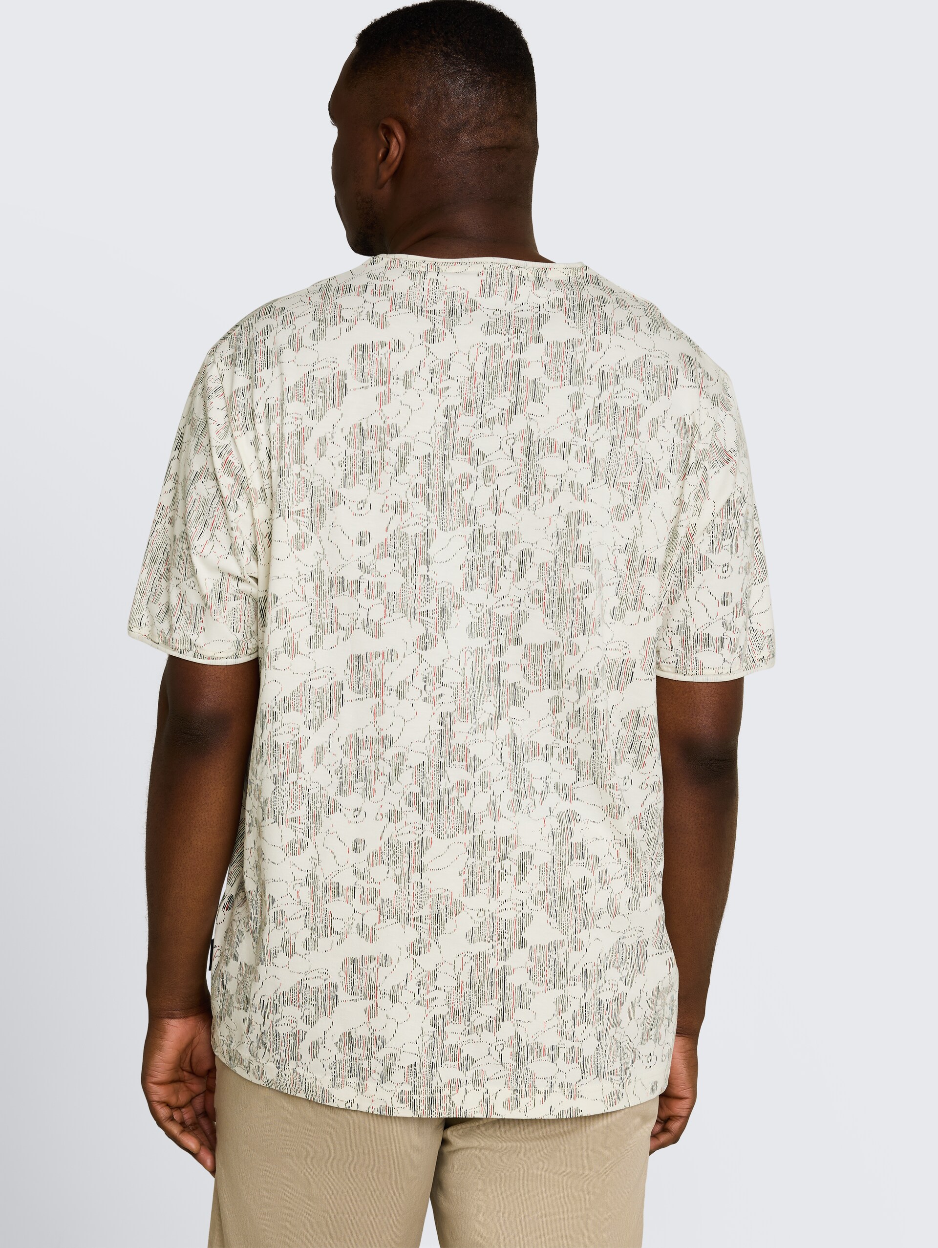 Plus Size - T-shirt met all-over print - off white irregular design - Neklijn model-achteraanzicht