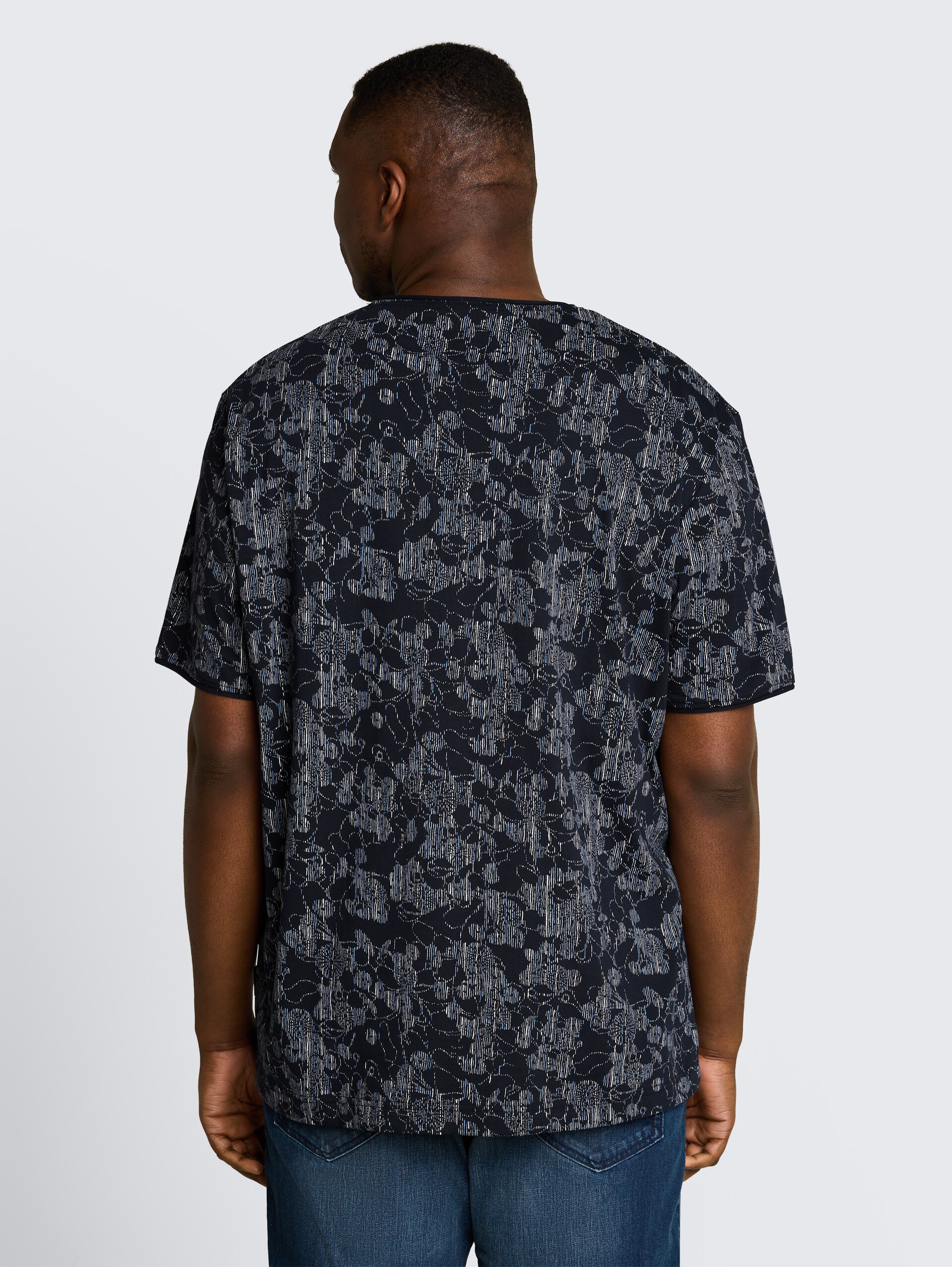 Plus Size - T-shirt met all-over print - navy irregular design - Neklijn model-achteraanzicht