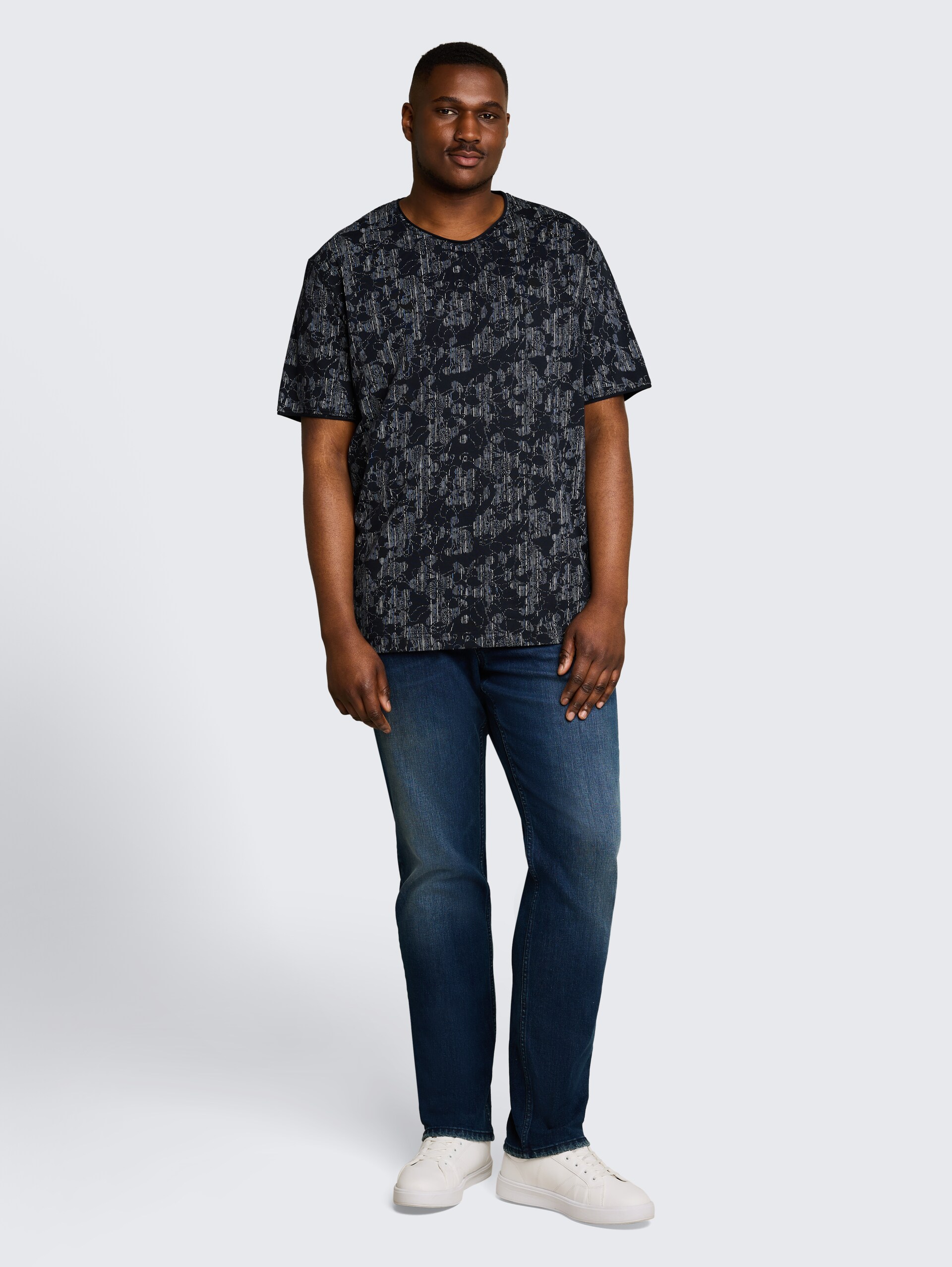 Plus Size - T-shirt met all-over print - navy irregular design - Model vooraanzicht