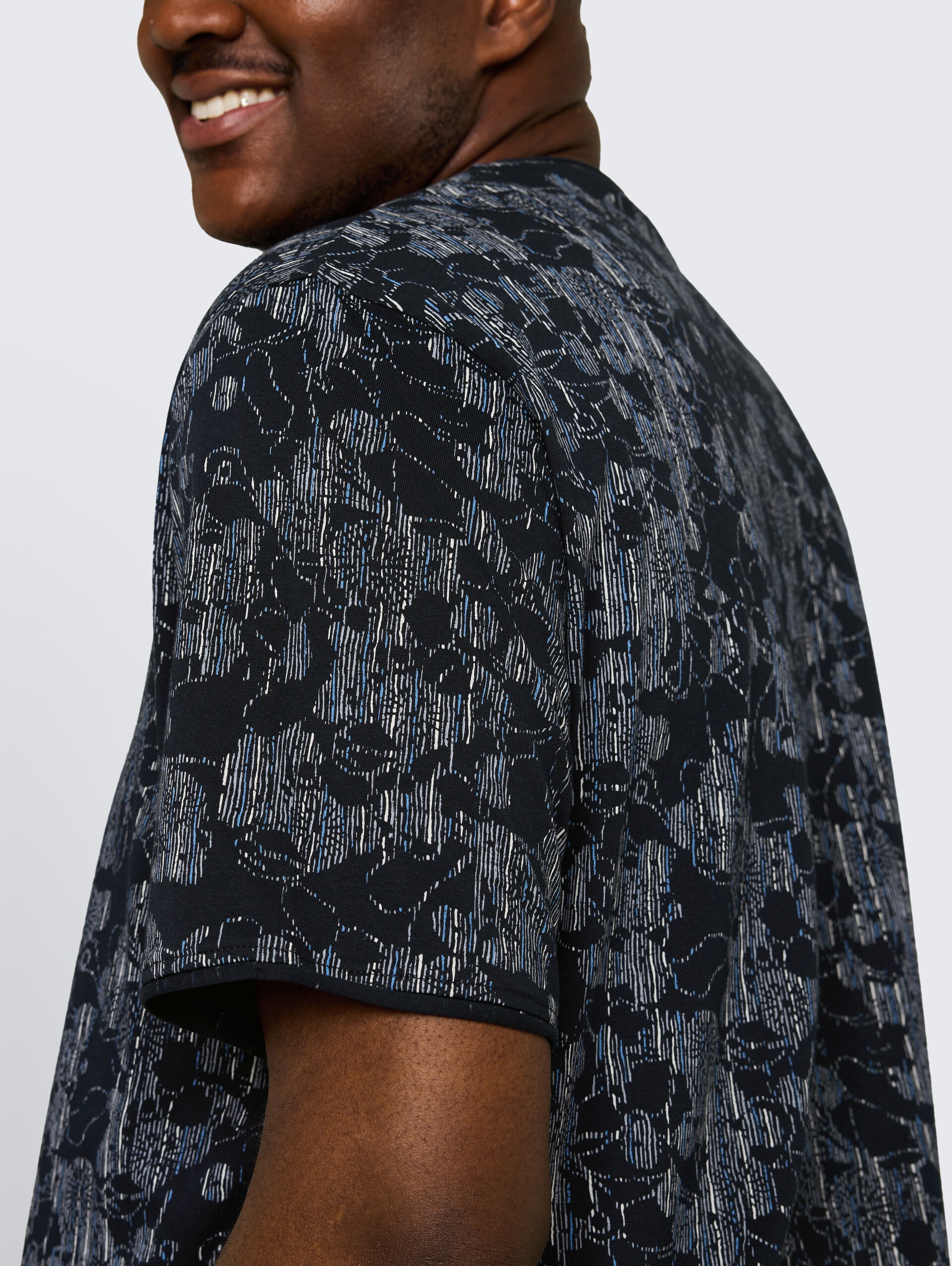Plus Size - T-shirt met all-over print - navy irregular design - Detailaanzicht model