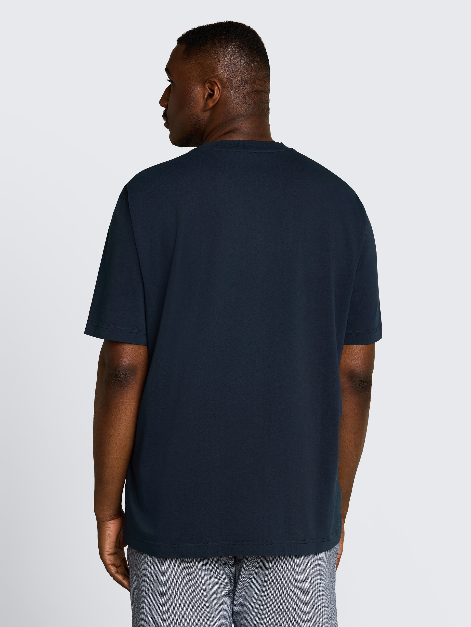 Plus Size - Henley T-Shirt im Used-Look - sky captain blue - Auschnitt Model-Rückansicht