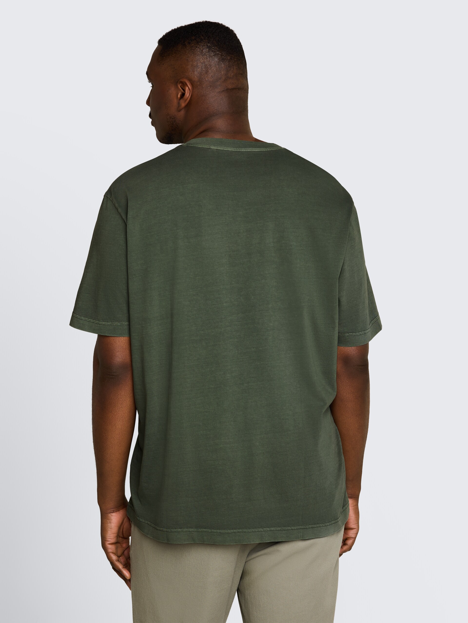 Plus Size - Henley T-Shirt im Used-Look - deep leaf green - Auschnitt Model-Rückansicht
