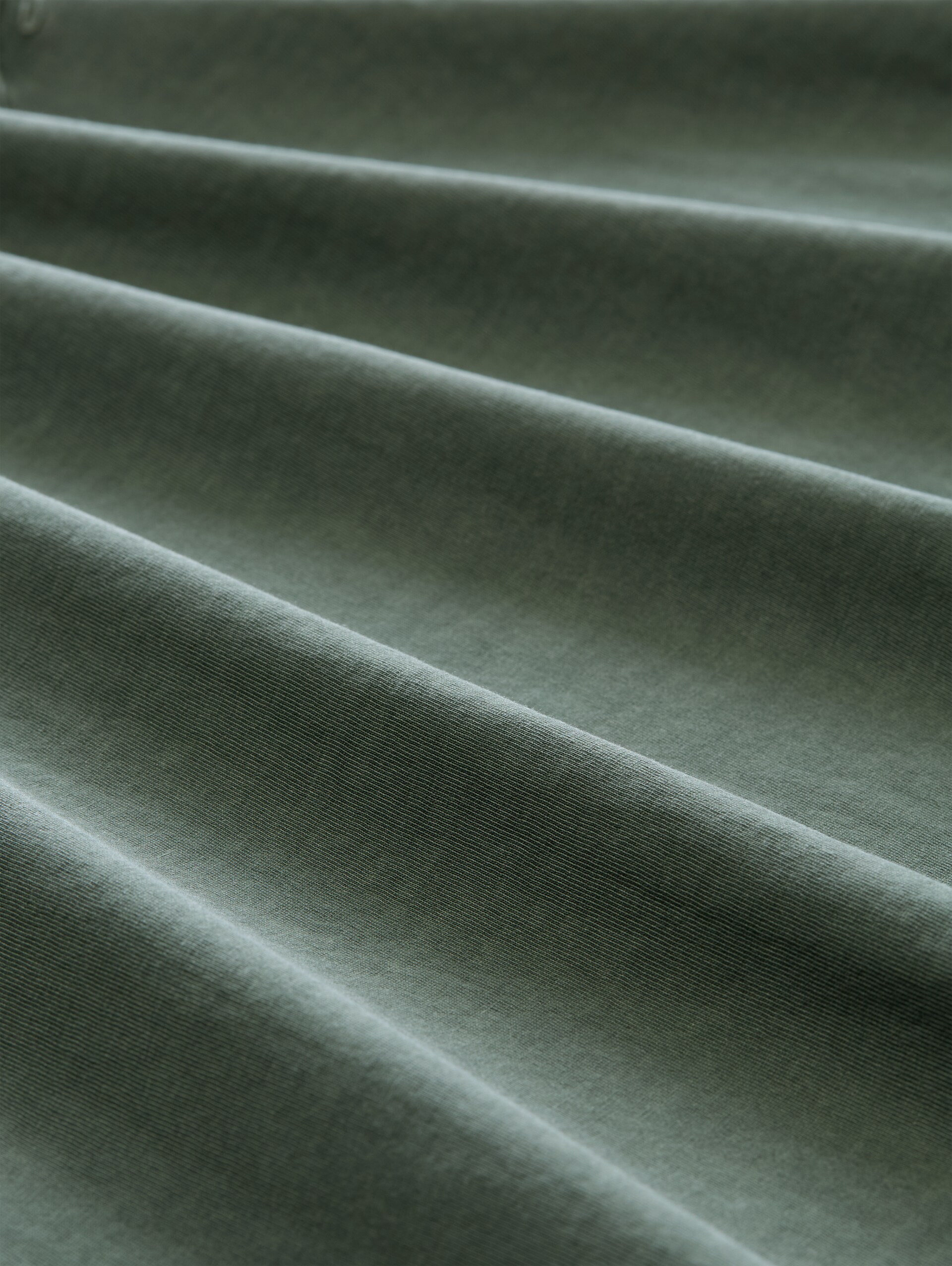 Plus Size - Henley T-Shirt im Used-Look - deep leaf green - Material-Ansicht
