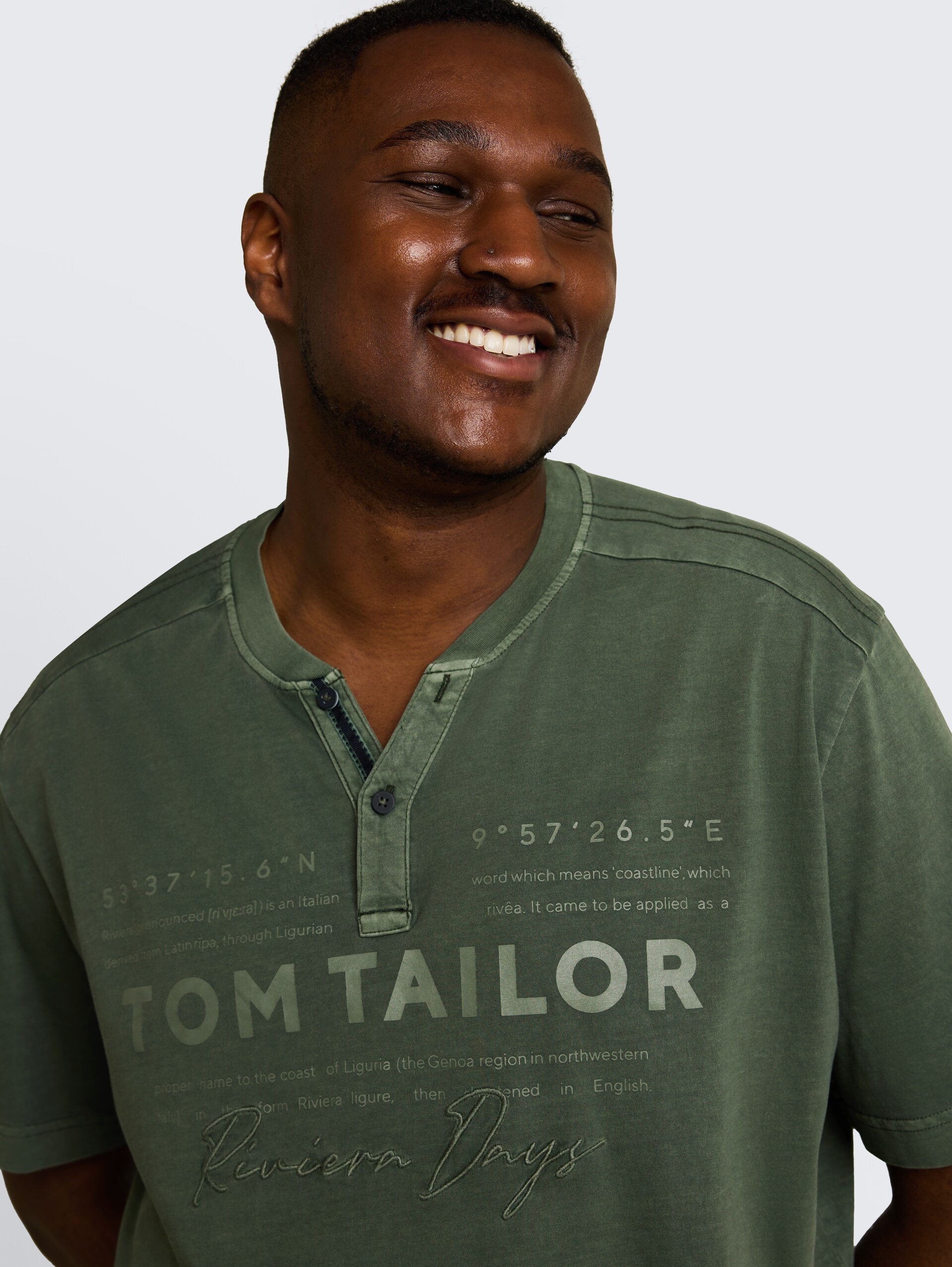 Plus Size - Henley T-Shirt im Used-Look - deep leaf green - Detail-Model-Ansicht