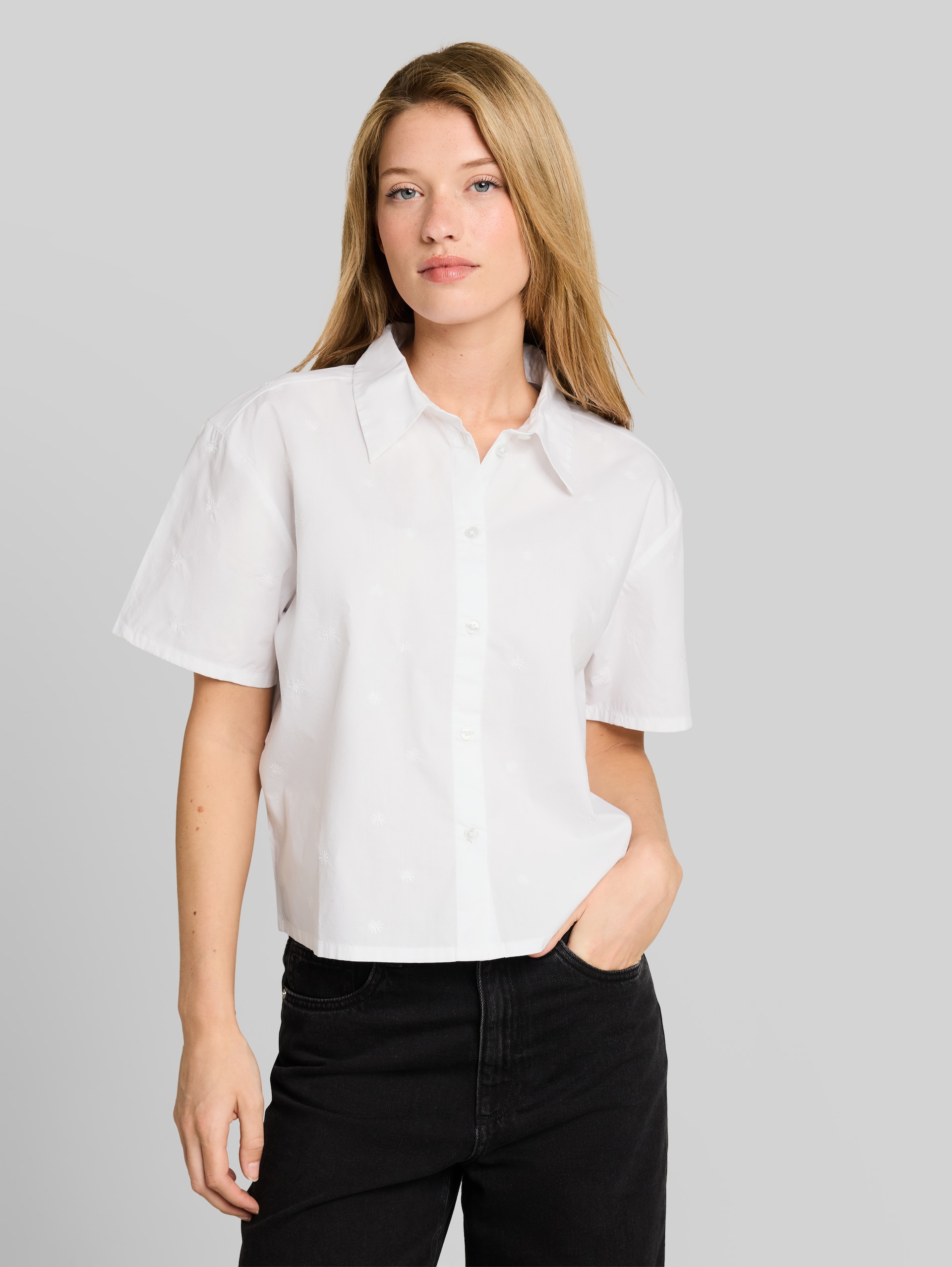Chemisier ample à broderies - white tonal daisy embroidery - Découpe Vue de face du modèle
