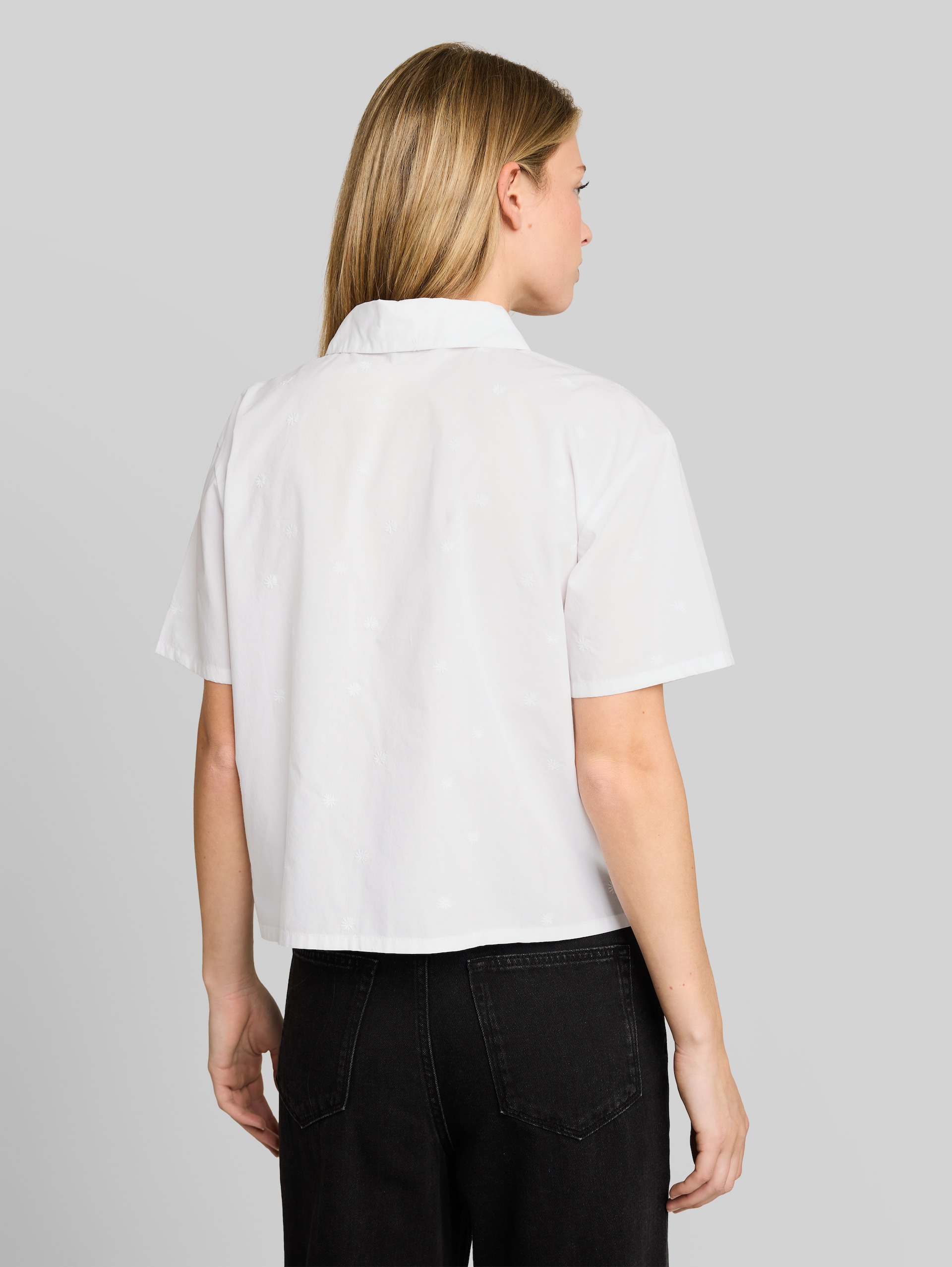 Chemisier ample à broderies - white tonal daisy embroidery - Découpe Vue arrière du modèle