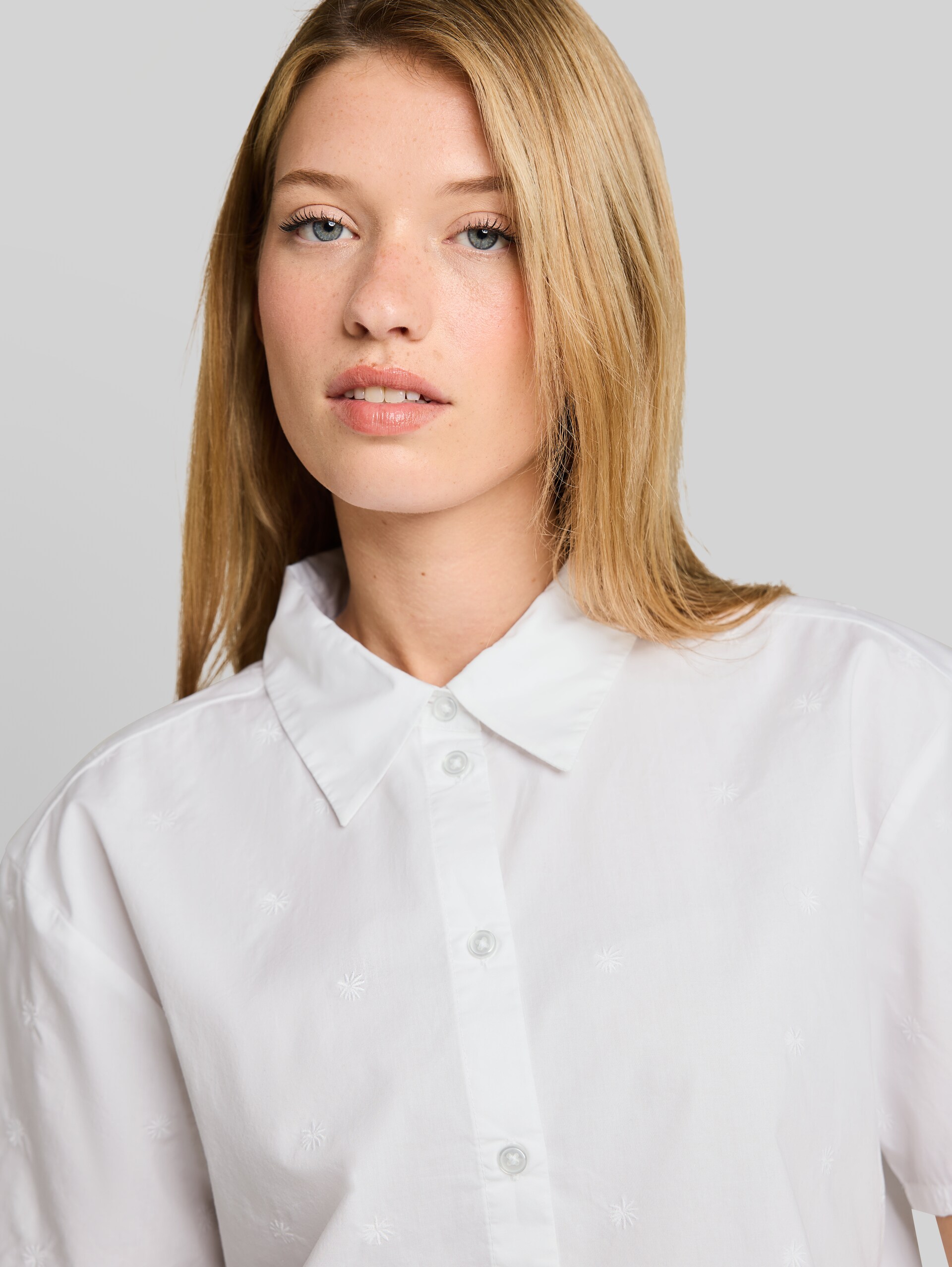 Chemisier ample à broderies - white tonal daisy embroidery - Vue détaillée du modèle