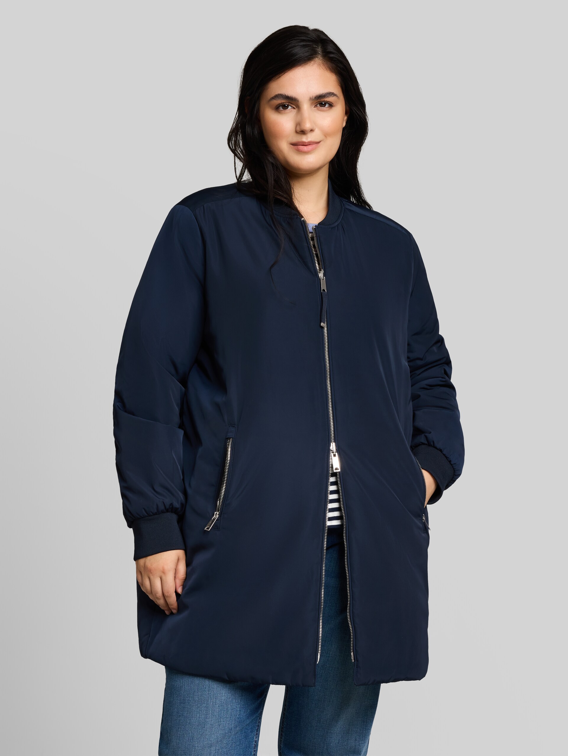 Plus Size - 2-in-1 Wendejacke mit Bomberkragen - sky captain blue - Model-Vorderansicht