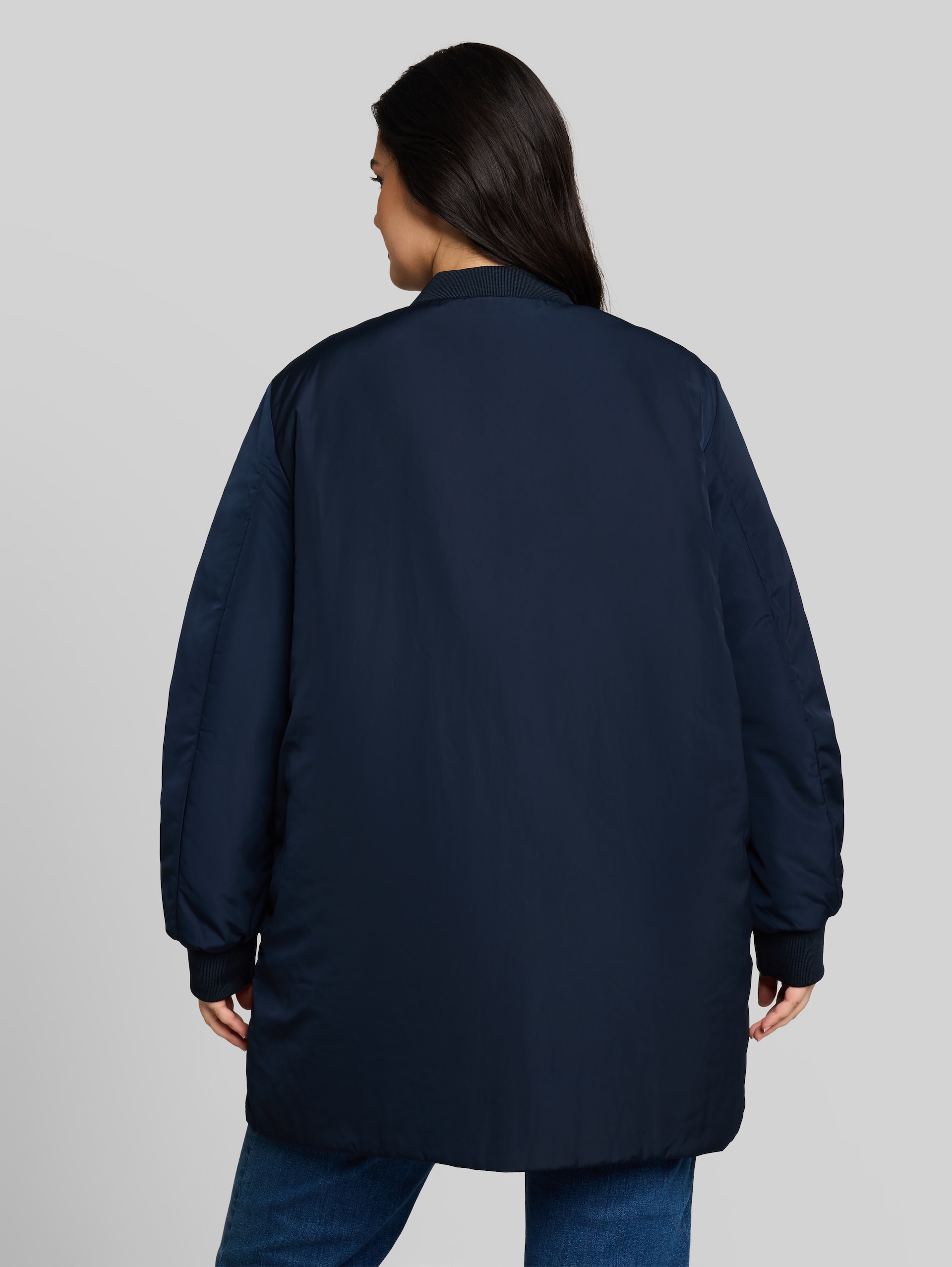 Plus Size - 2-in-1 Wendejacke mit Bomberkragen - sky captain blue - Model-Rückansicht