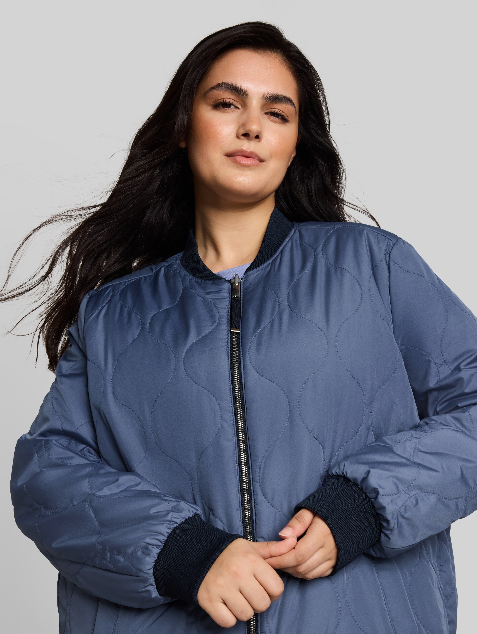 Plus Size - 2-in-1 Wendejacke mit Bomberkragen - sky captain blue - Detail-Model-Ansicht