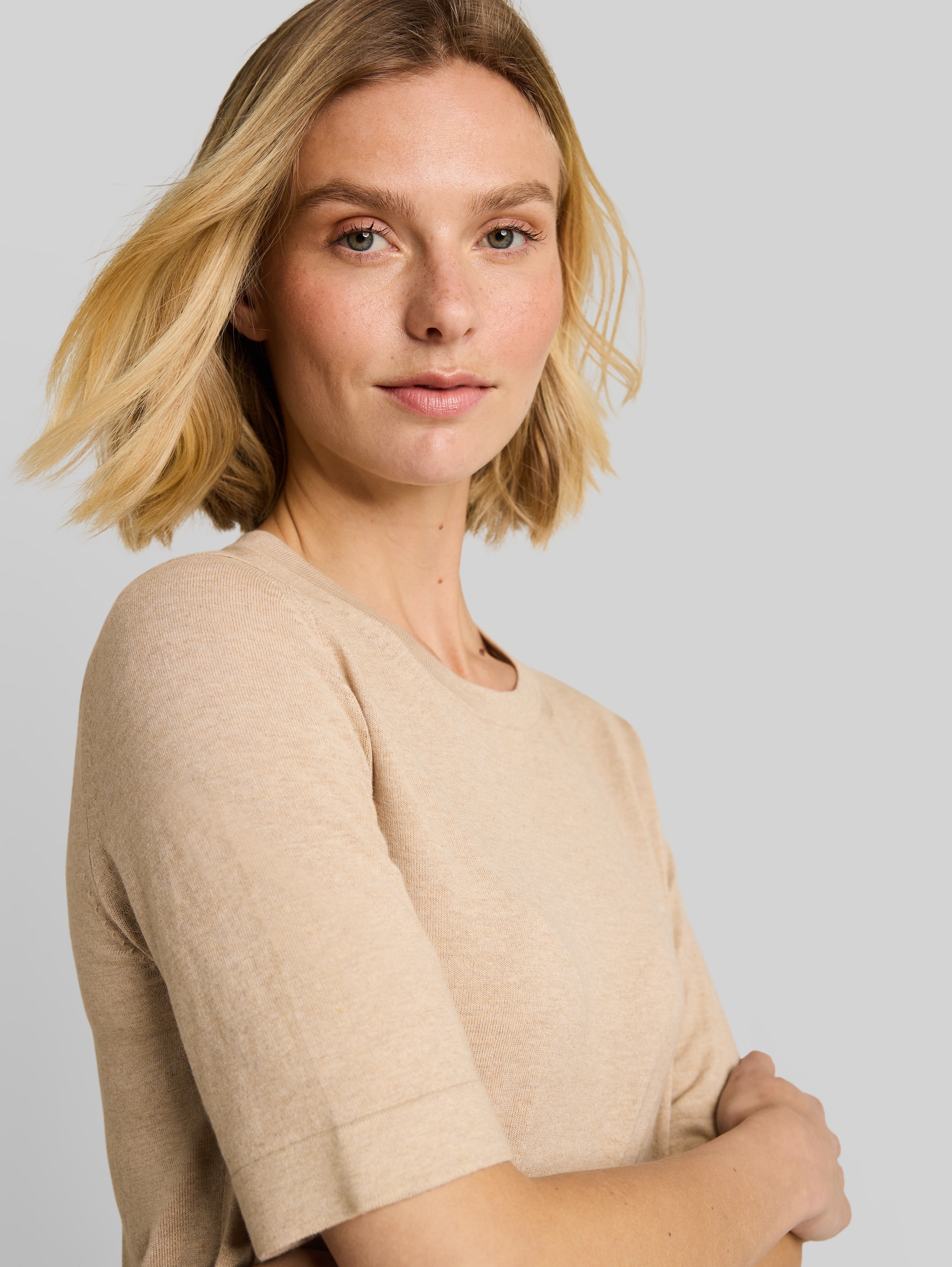 Knitted jumper with silk blend - gravel beige melange - Detail model view