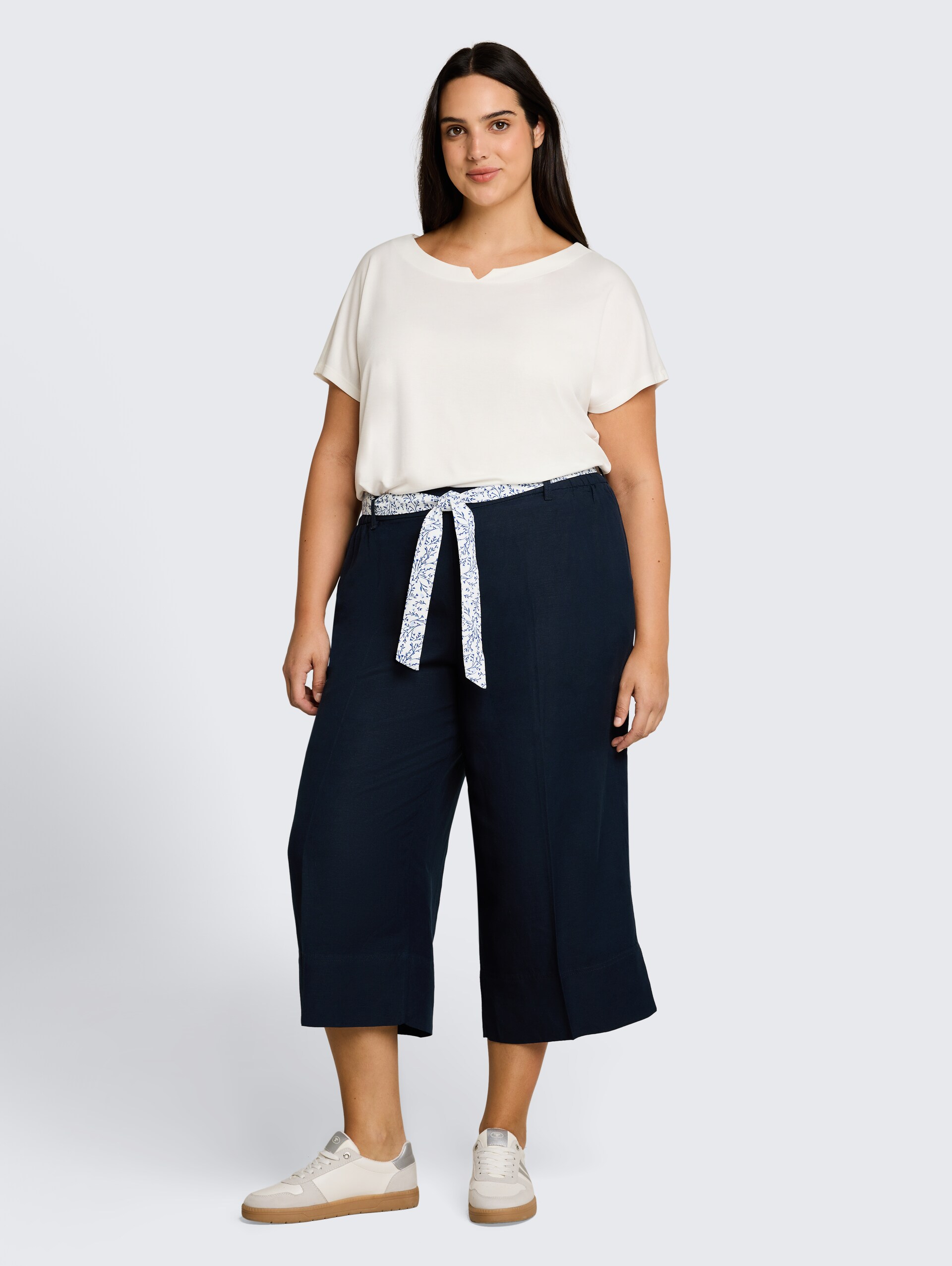 Plus Size - Culotte met linnen - sky captain blue - Model vooraanzicht