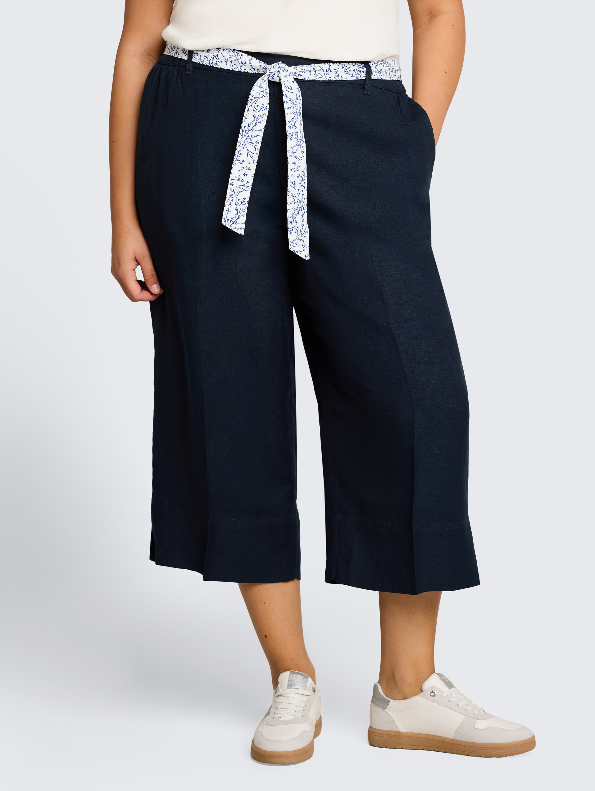 Plus Size - Culotte met linnen - sky captain blue - Nek model vooraanzicht